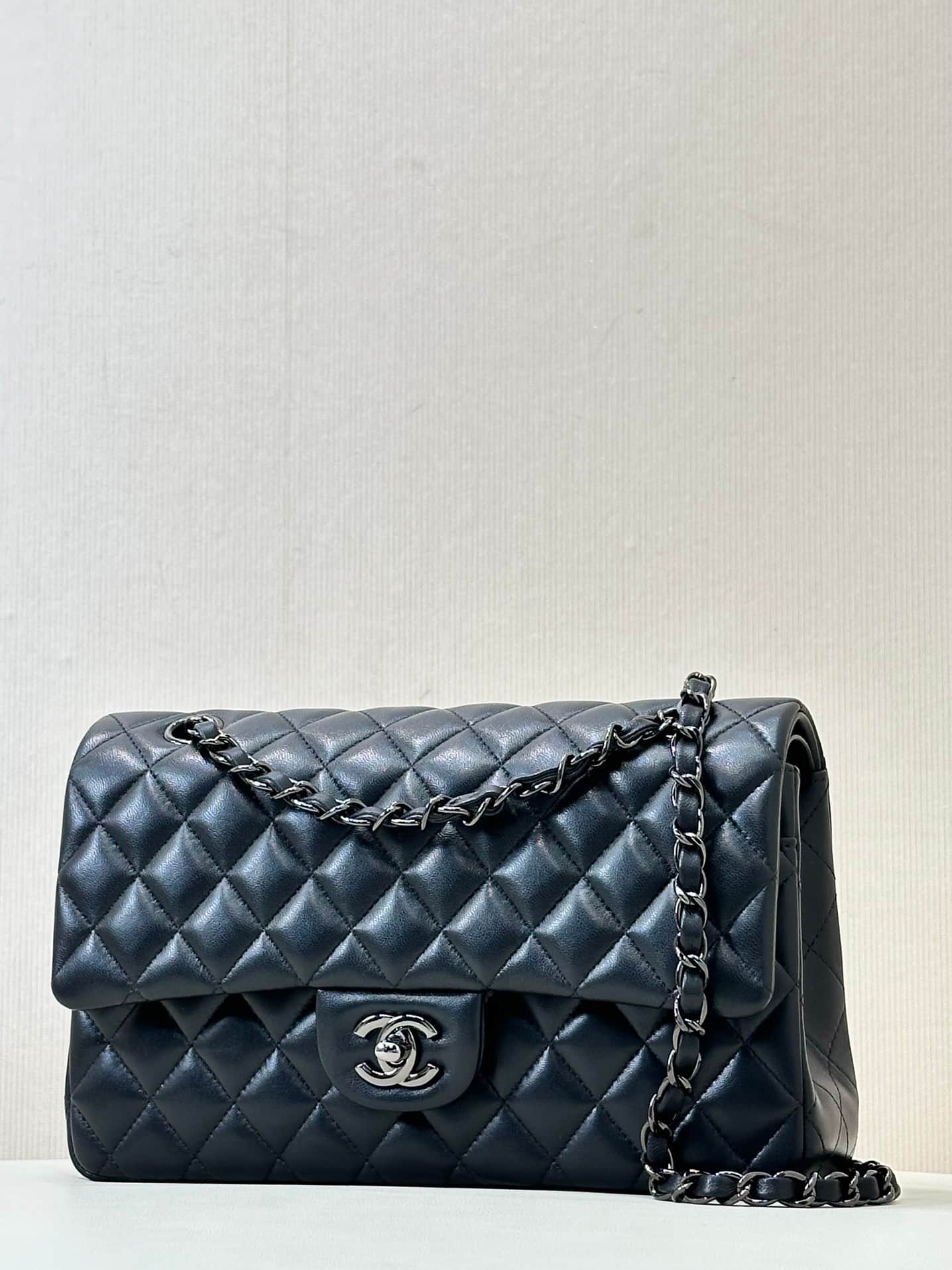 Chanel Medium CLASSIC HANDBAG Lambskin Black Silver Metal TOP