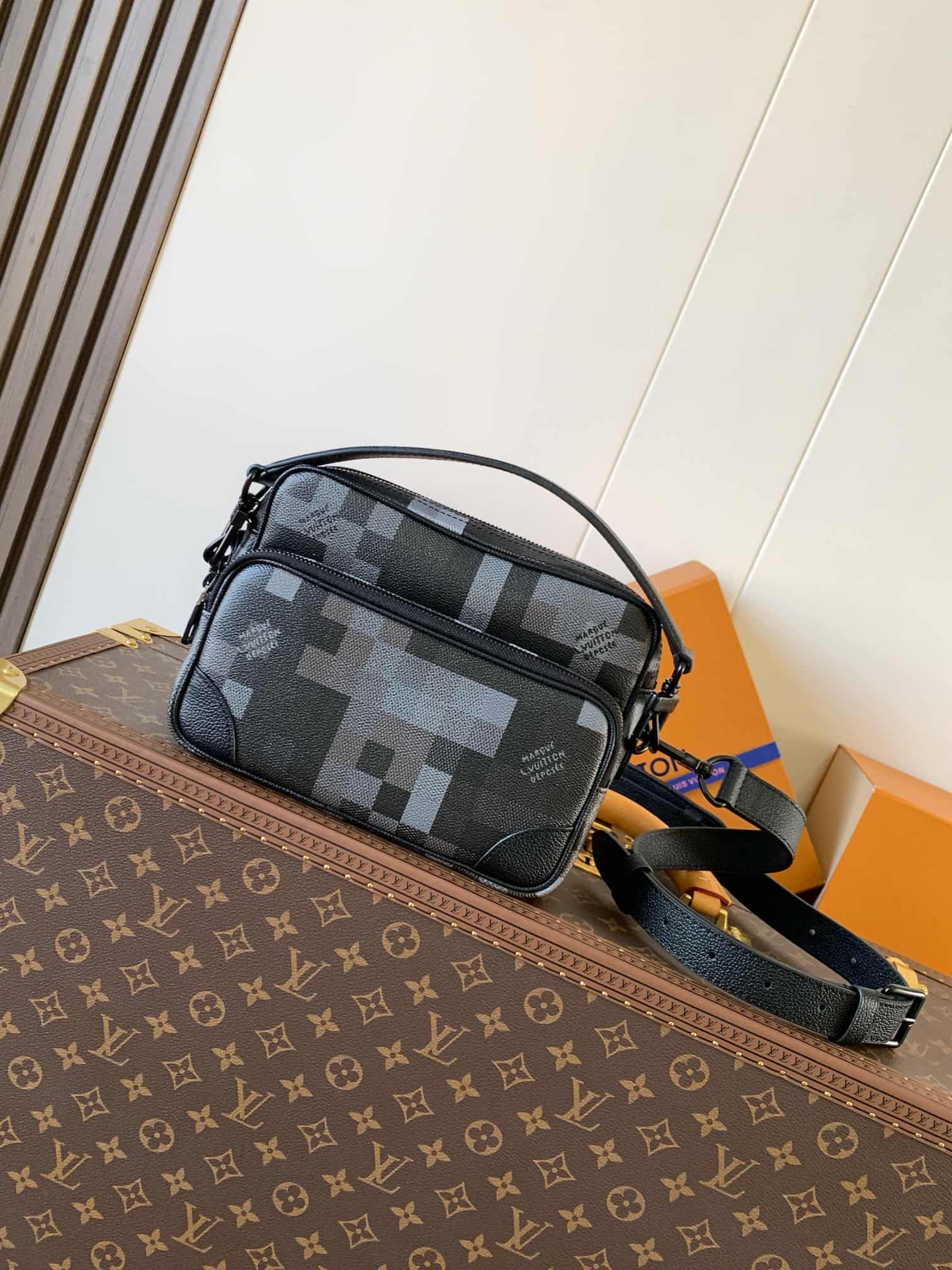 Louis Vuitton Nil Messenger Damoflage Black coated canvas M14988 High