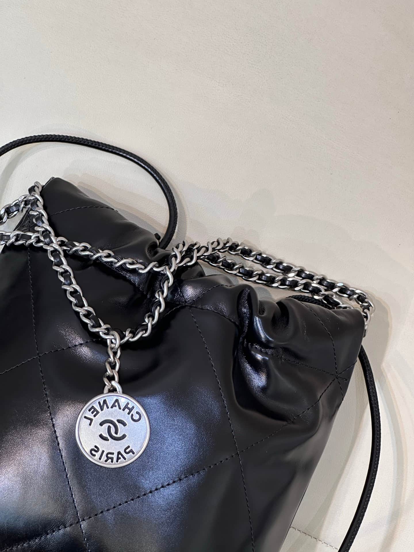 Chanel 22 MINI HANDBAG Shiny Calfskin Black &Silver-Tone Metal AS3980 TOP