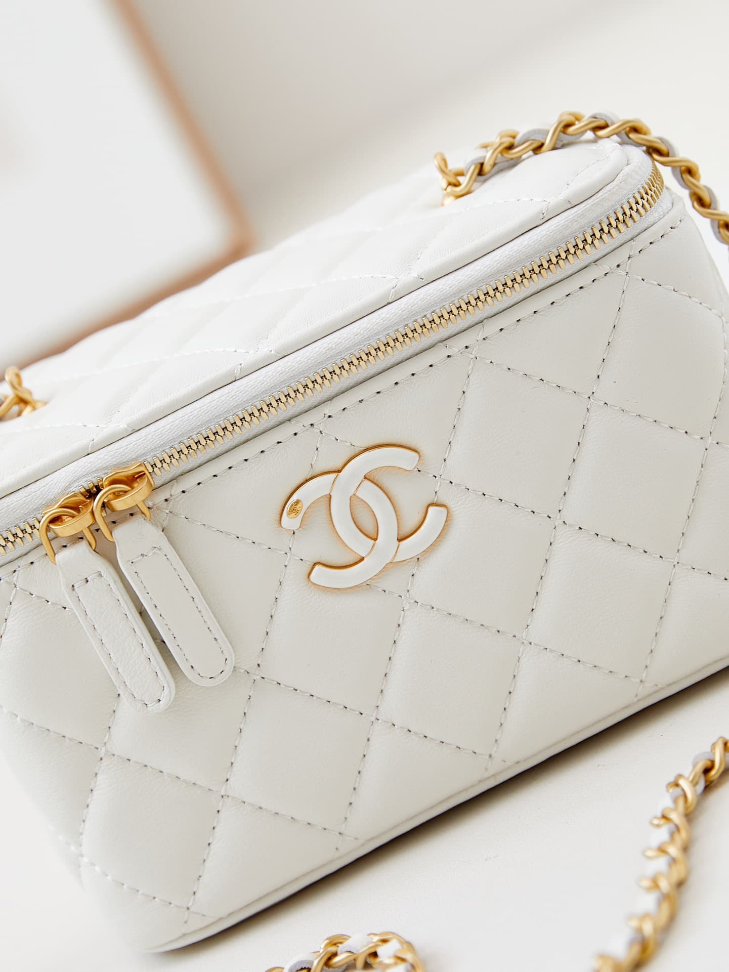 Chanel Vanity with Chain AP3940 Lambskin White A