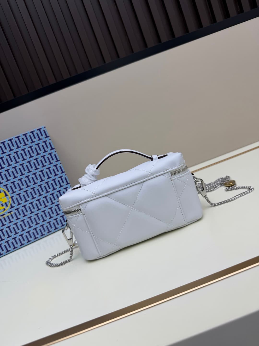 Tory Burch KIRA DIAMOND QUILT CHARM EAST-WEST VANITY CASE White High