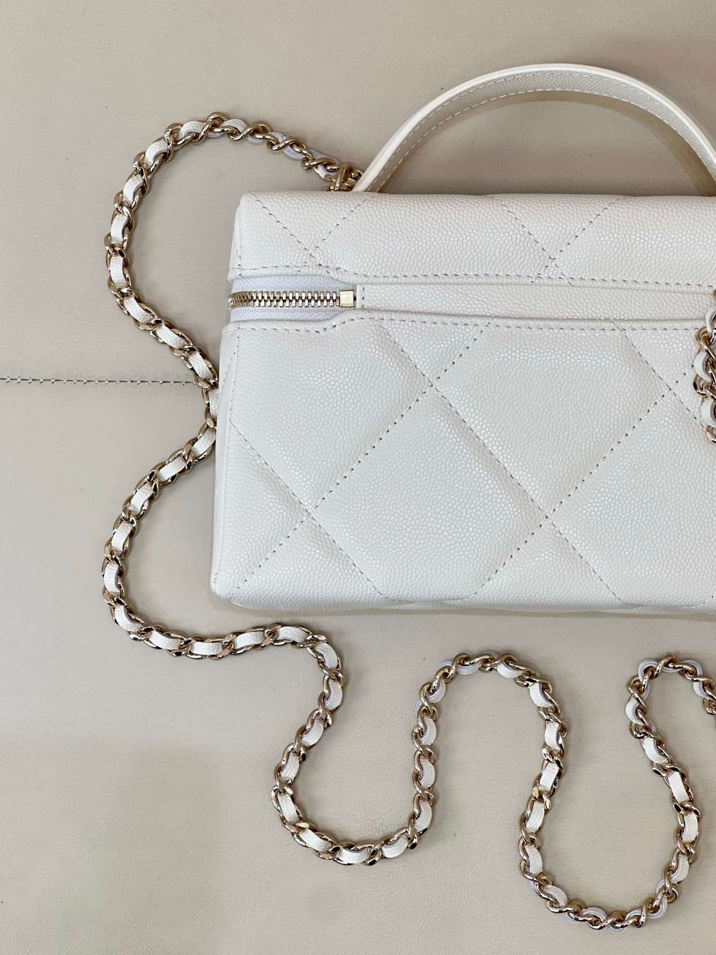 Chanel Vanity with Chain Grained Shiny Calfskin & Gold-Tone Metal White AP4936 TOP