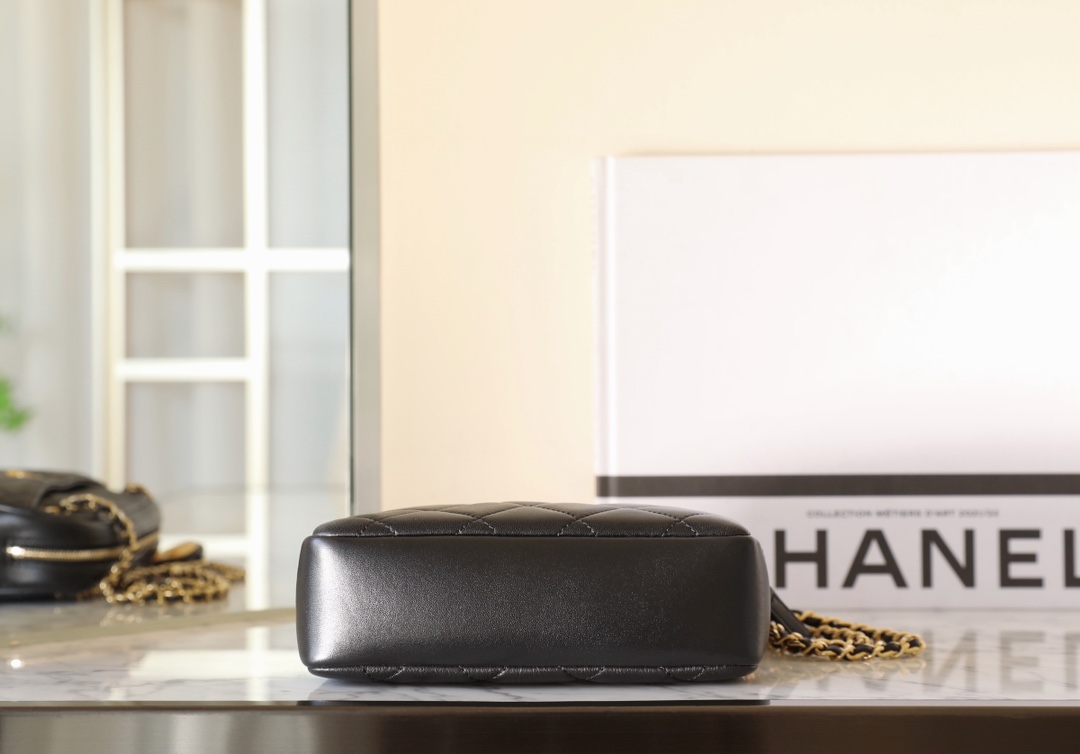 Chanel MINI CAMERA CASE Shiny Lambskin & Gold-Tone Metal AS5190 TOP