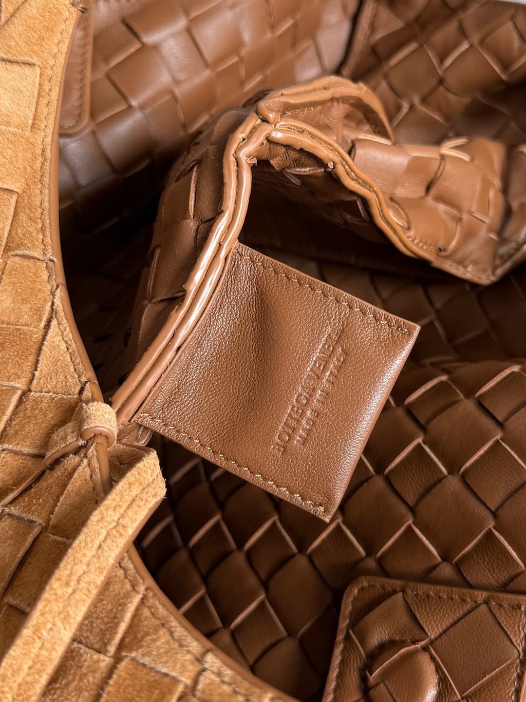 Bottega Veneta Large Campana shoulder bag suede in Beige TOP