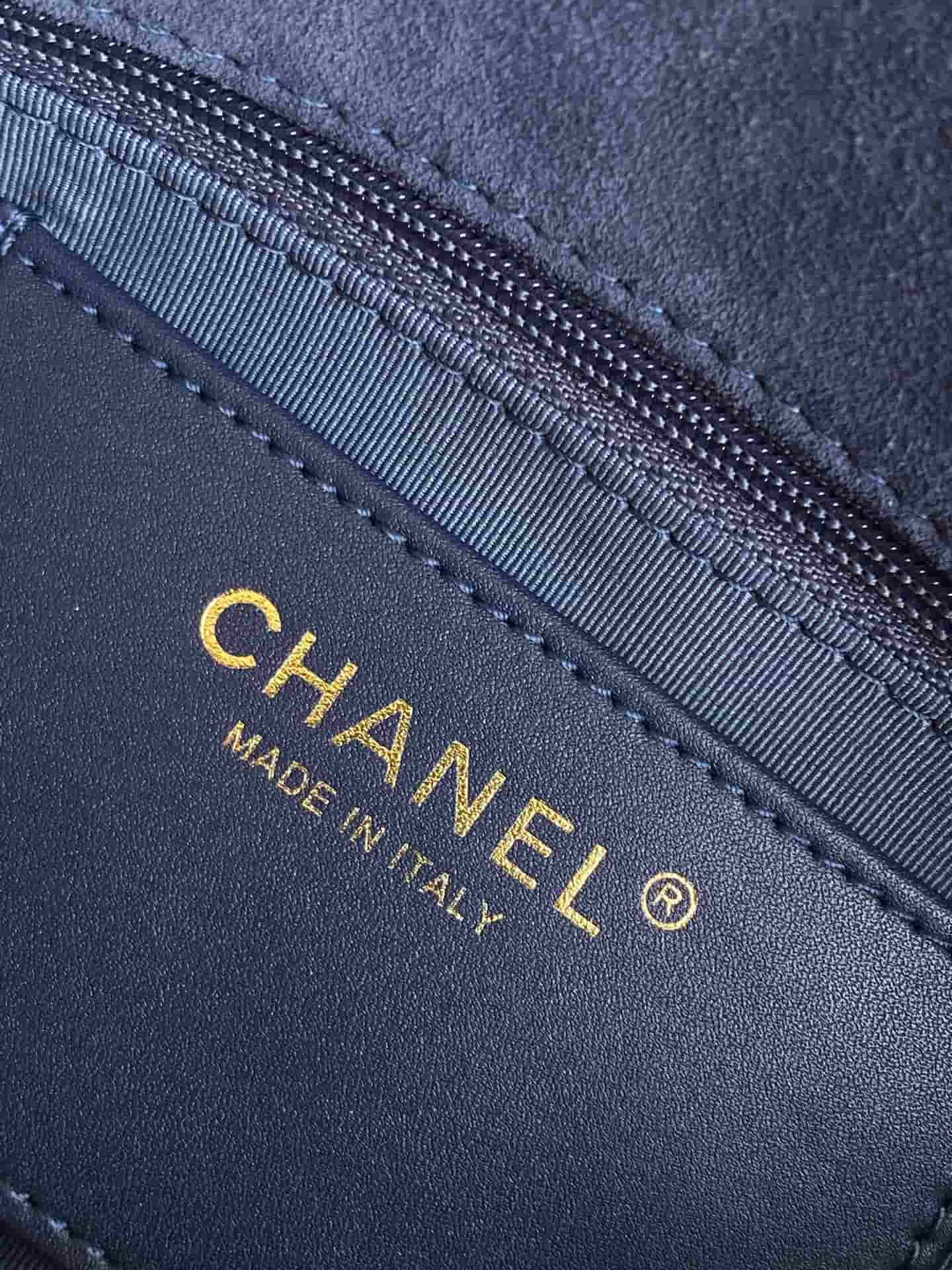 Chanel Classic Flap bag in Navy Blue Suede & Gold-Tone Metal AS5989 A