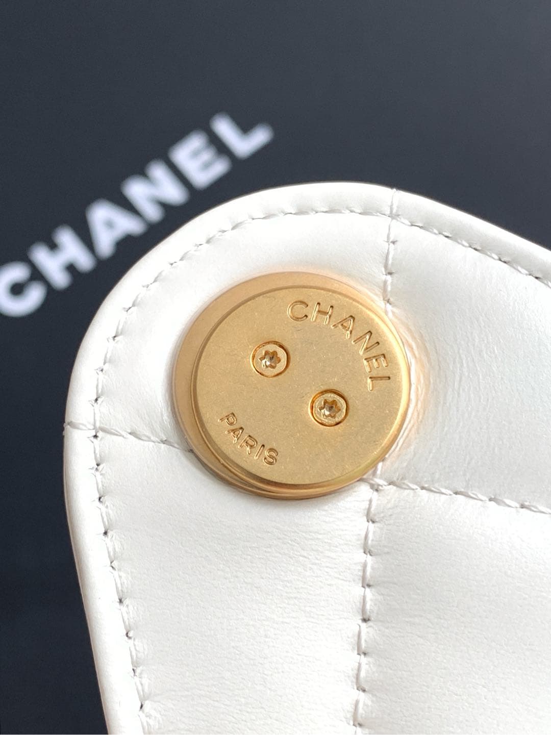 Chanel 25 Small Hobo handbag AS5293 Shiny calfskin & gold-tone metal White A