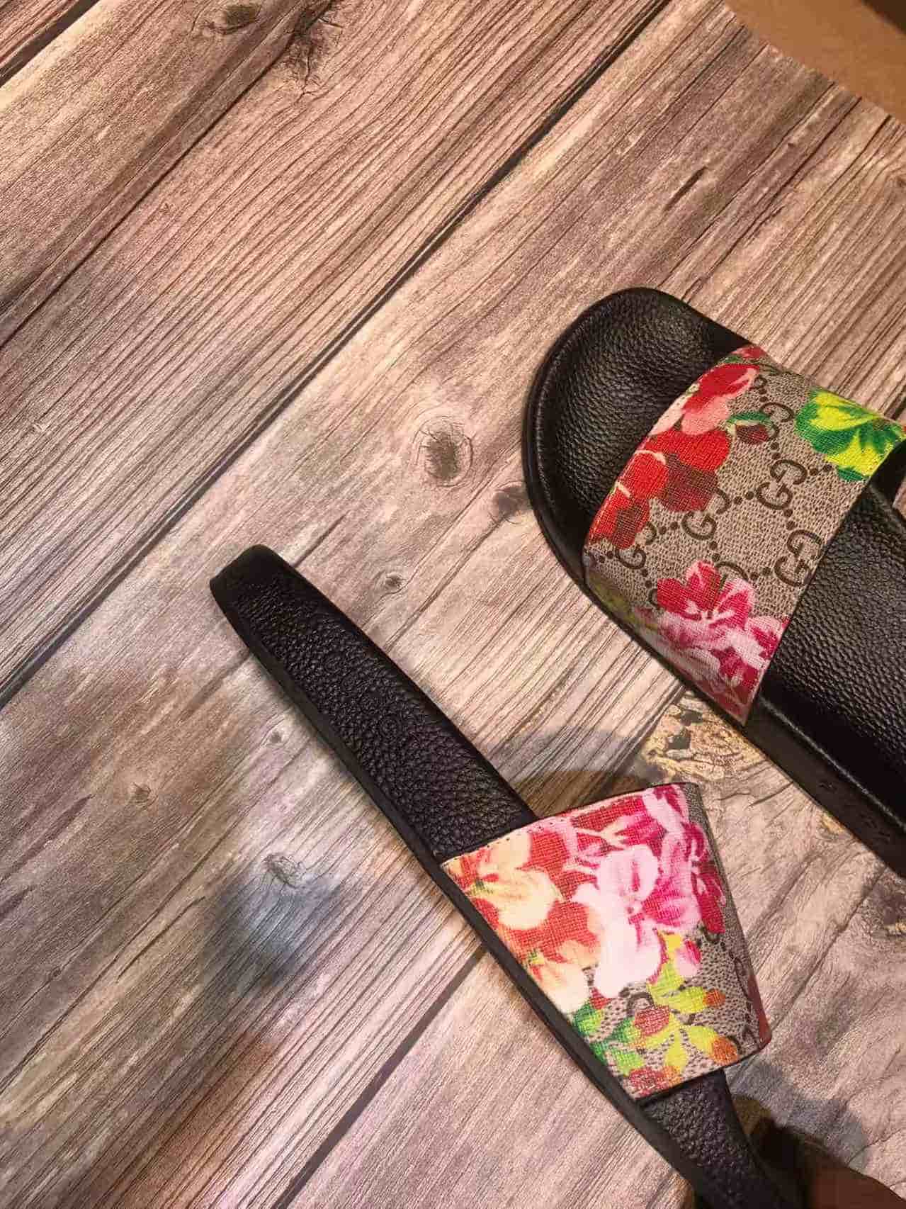 Gucci GG Supreme canvas slides