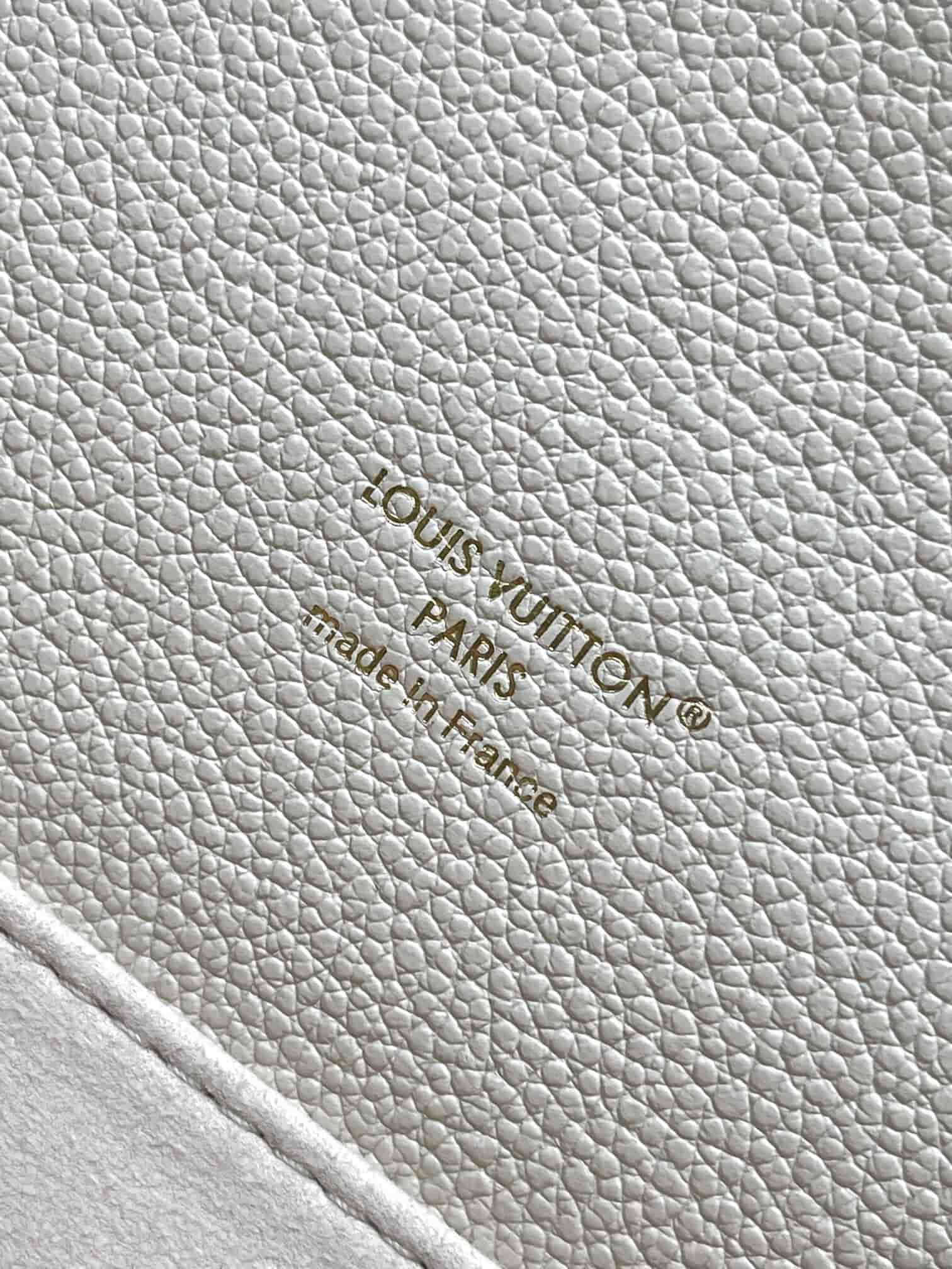 Louis Vuitton Pochette Métis East West Embossed grained cowhide leather M25682 Dream Cream TOP