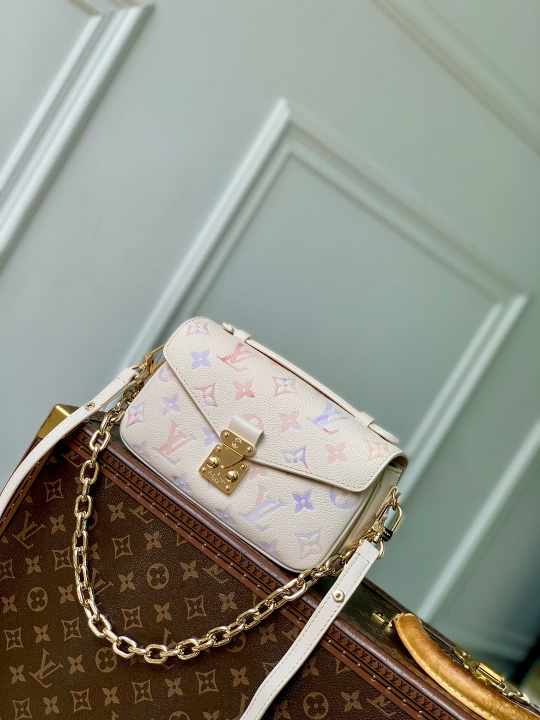 Louis Vuitton Pochette Métis East West Embossed grained cowhide leather M25682 Dream Cream High