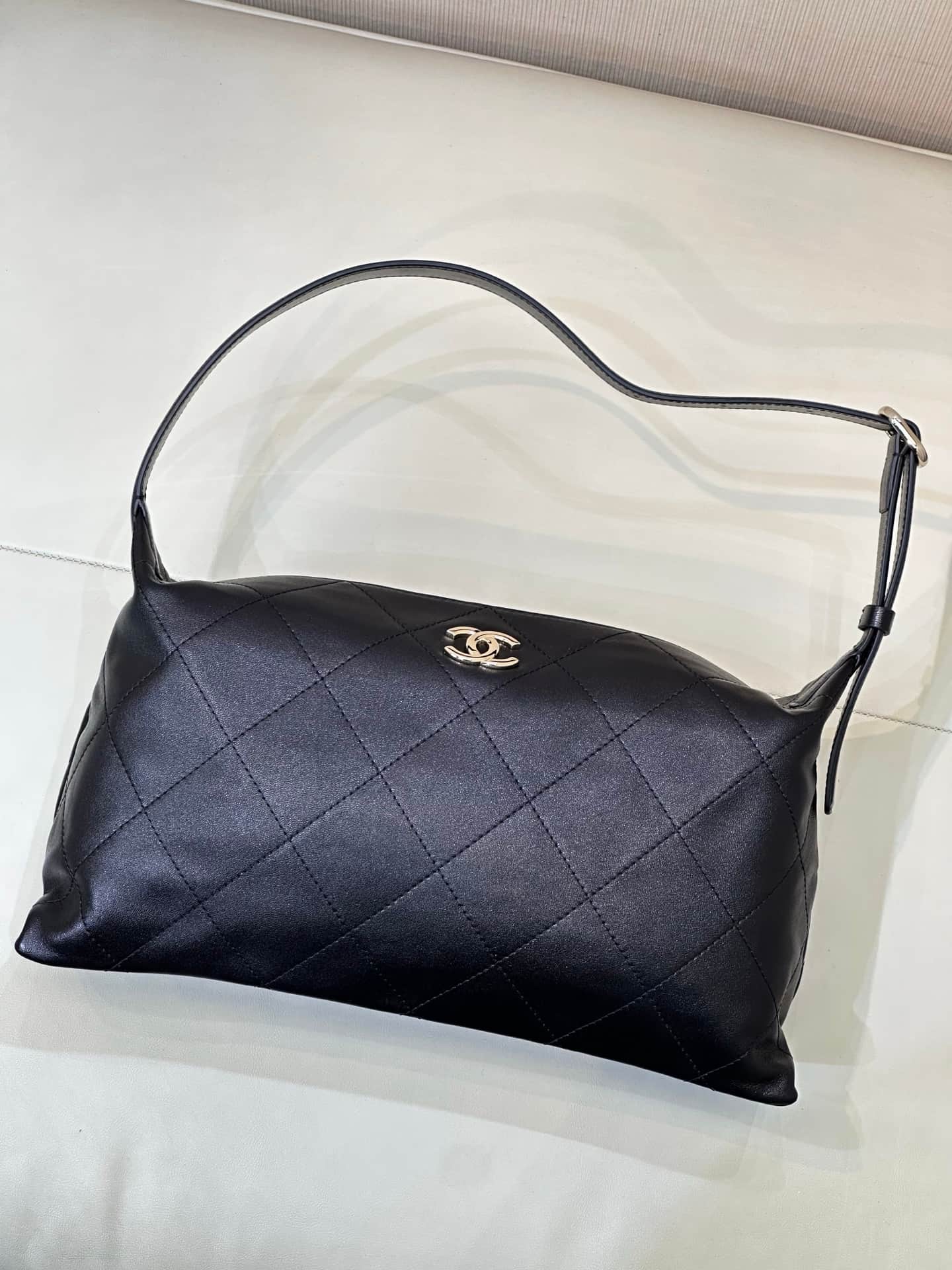 Chanel Maxi Hobo Bag Shiny Lambskin & Gold-Tone Metal AS6139 Black TOP