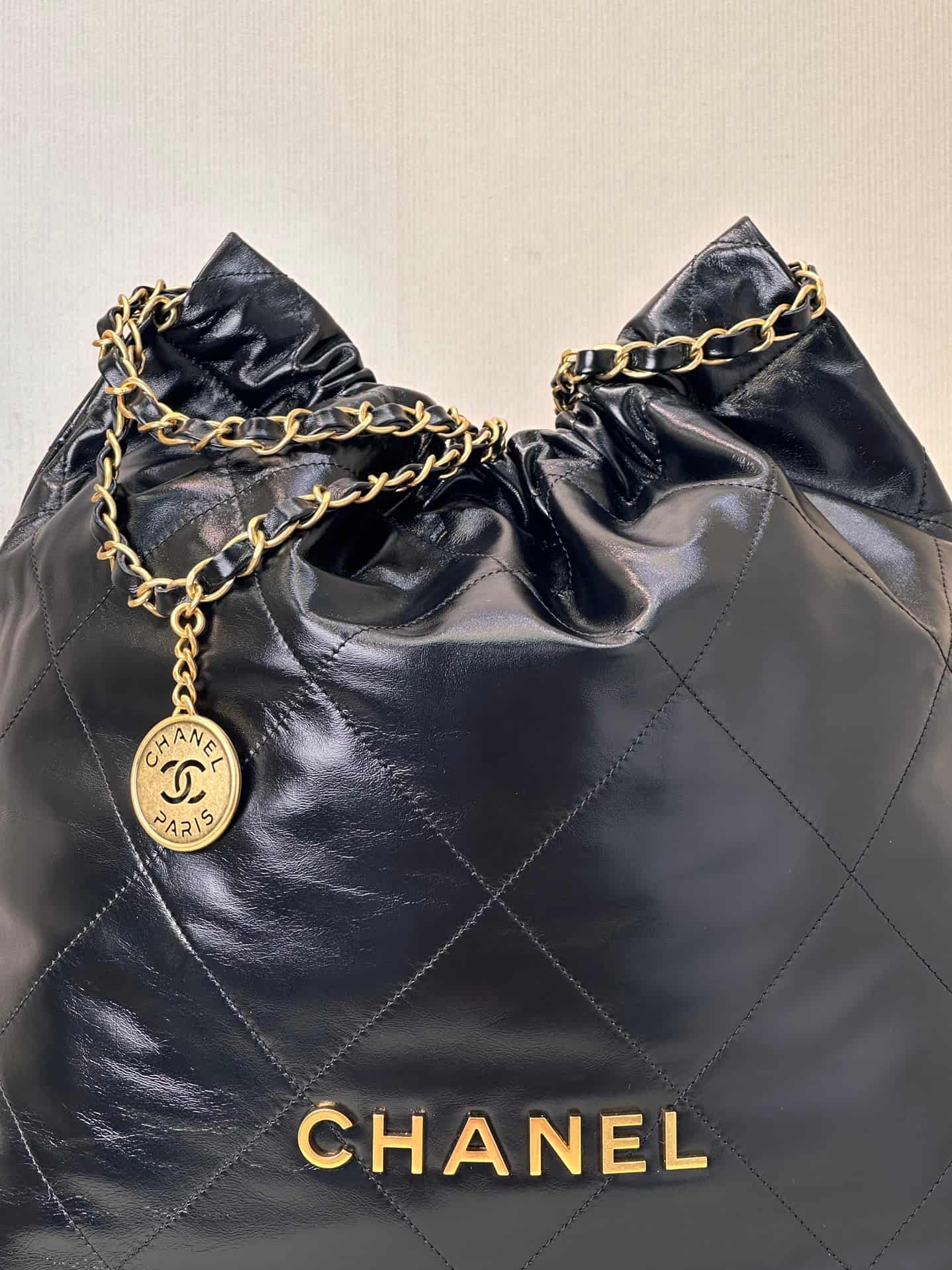 Chanel 22 LARGE HANDBAG Shiny Calfskin & Gold-Tone Metal AS3262 Black TOP