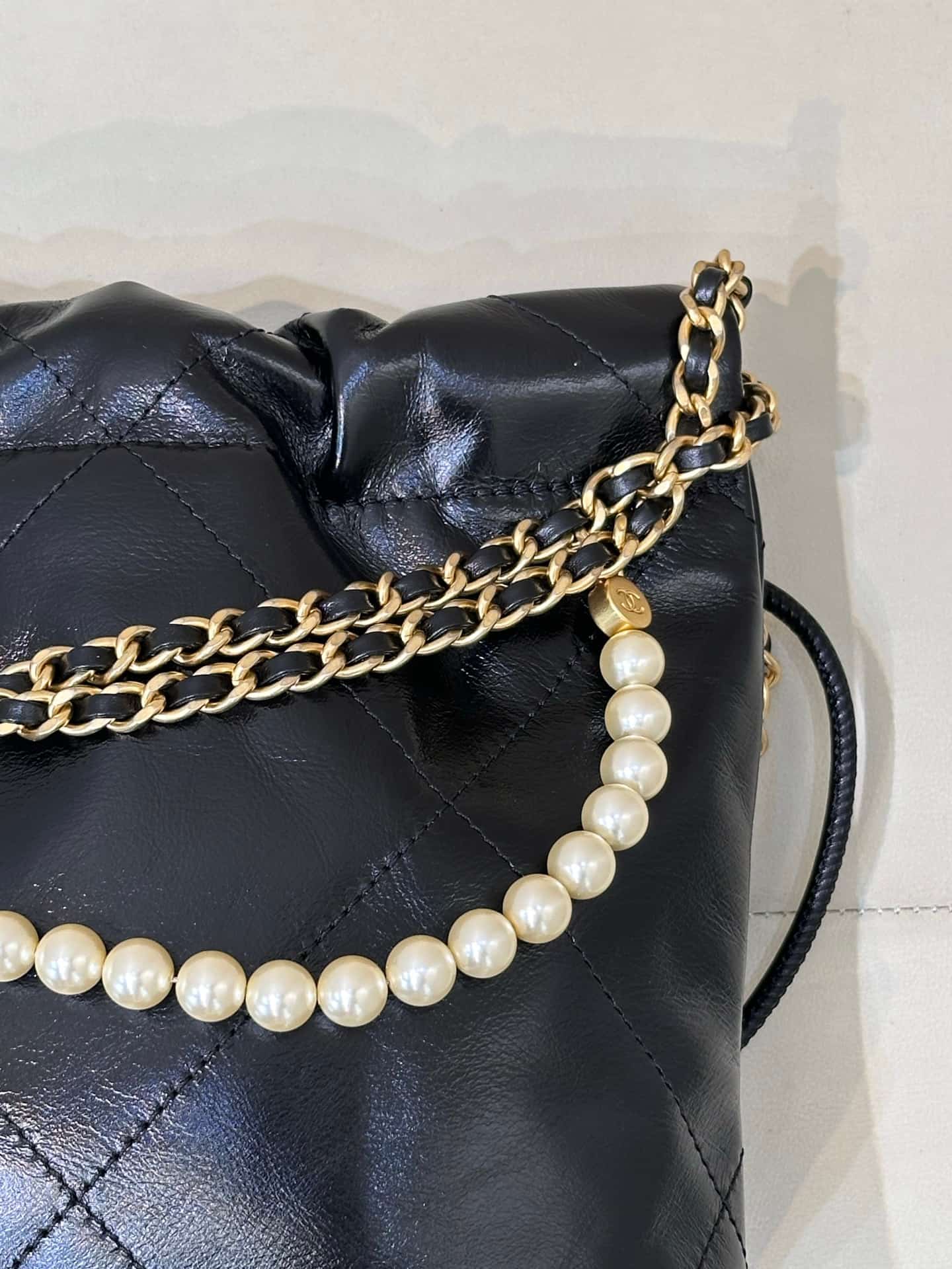 Chanel 22 MINI HANDBAG Shiny Calfskin Black & Gold-Tone Metal AS3980 TOP