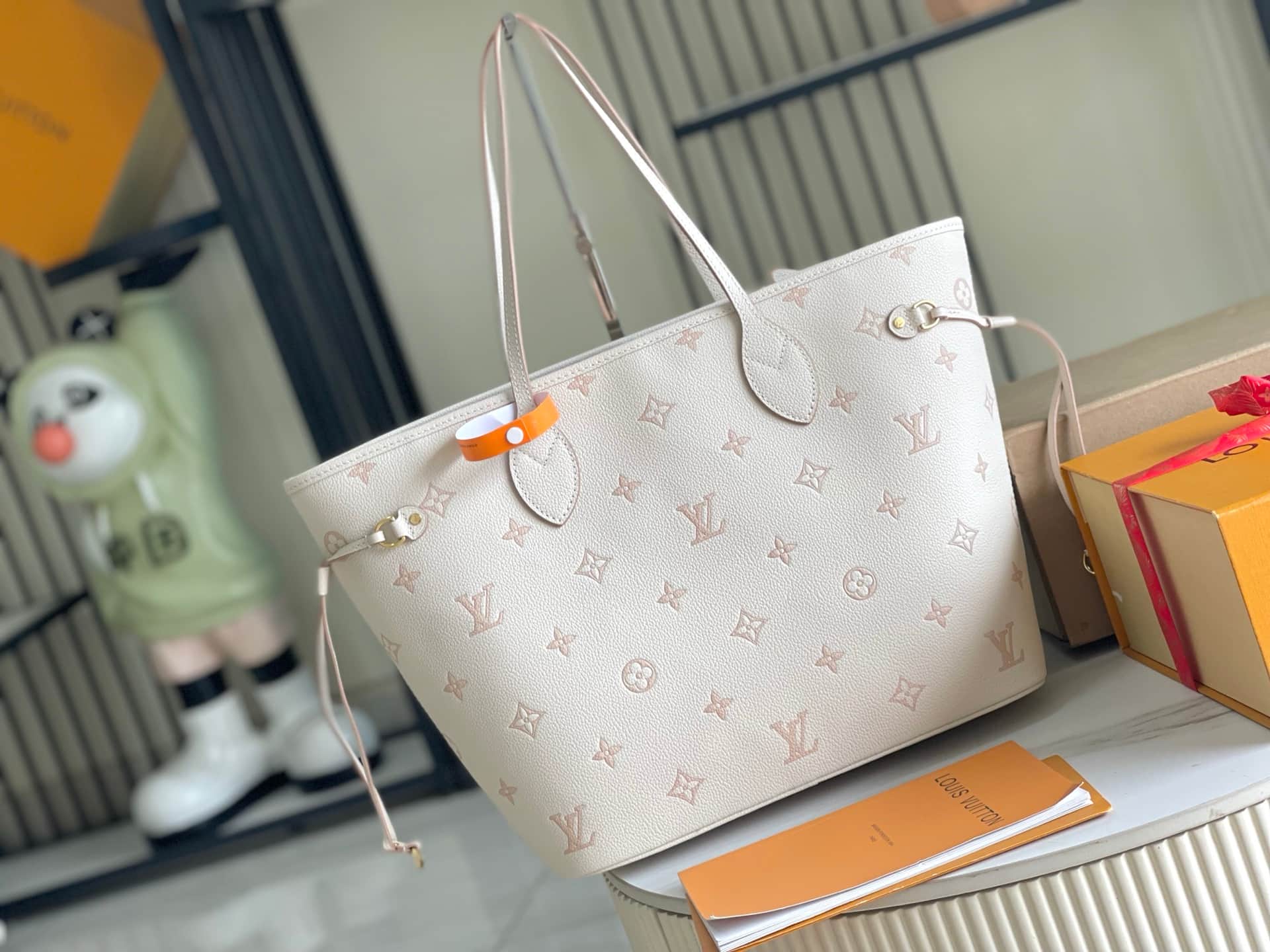 Louis Vuitton Neverfull MM Debossed grained cowhide leather M14285 Eden TOP