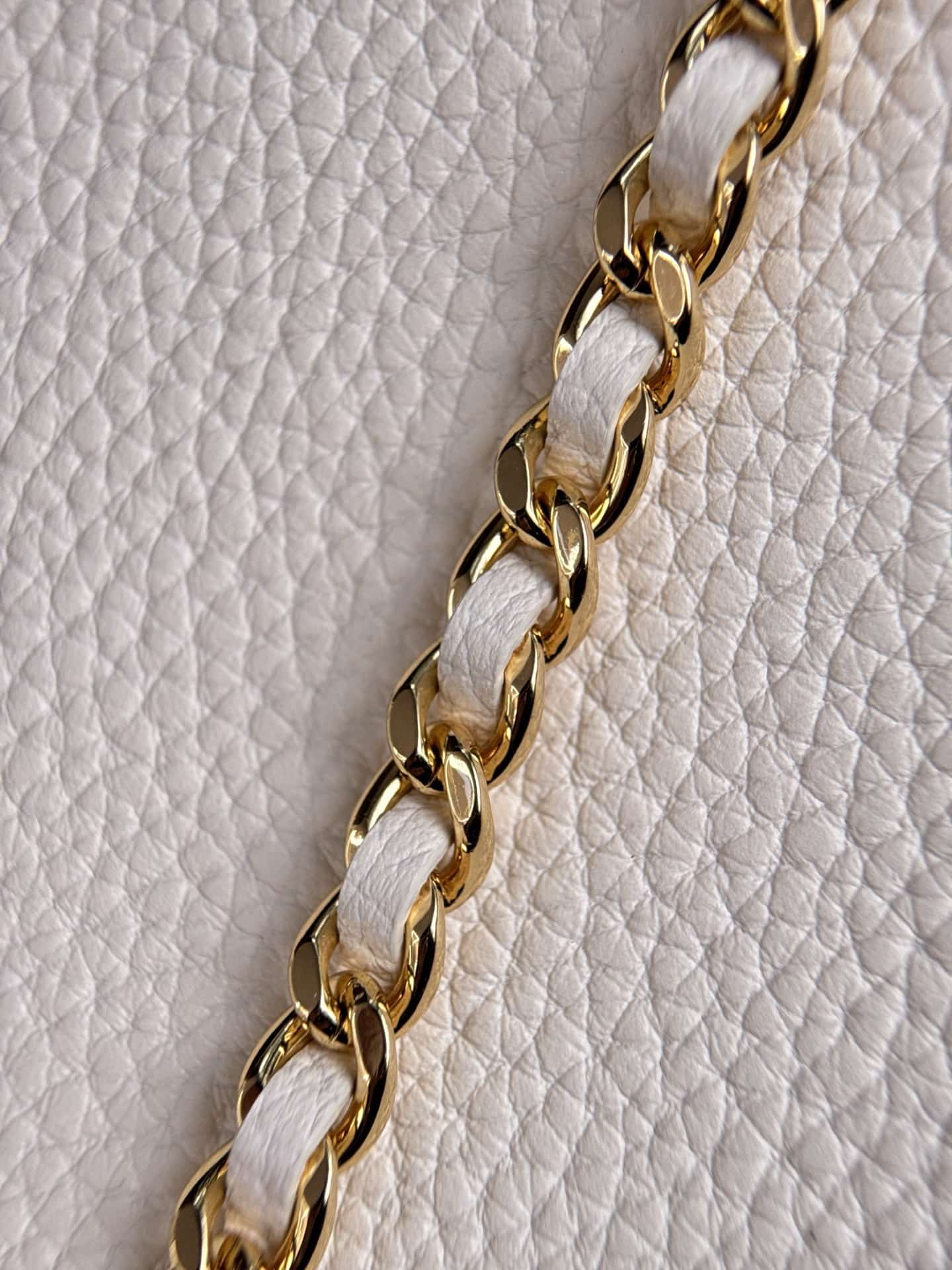 Chanel Vanity with chain Grained Calfskin & Gold-Tone Metal White AS6473 A