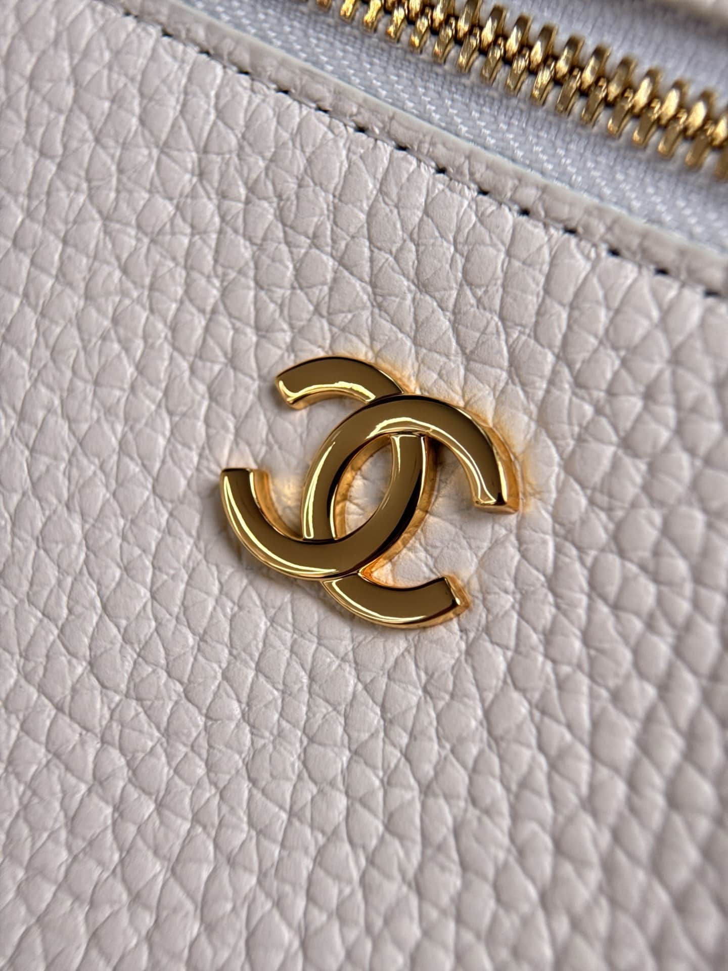 Chanel Vanity with chain Grained Calfskin & Gold-Tone Metal White AS6473 A