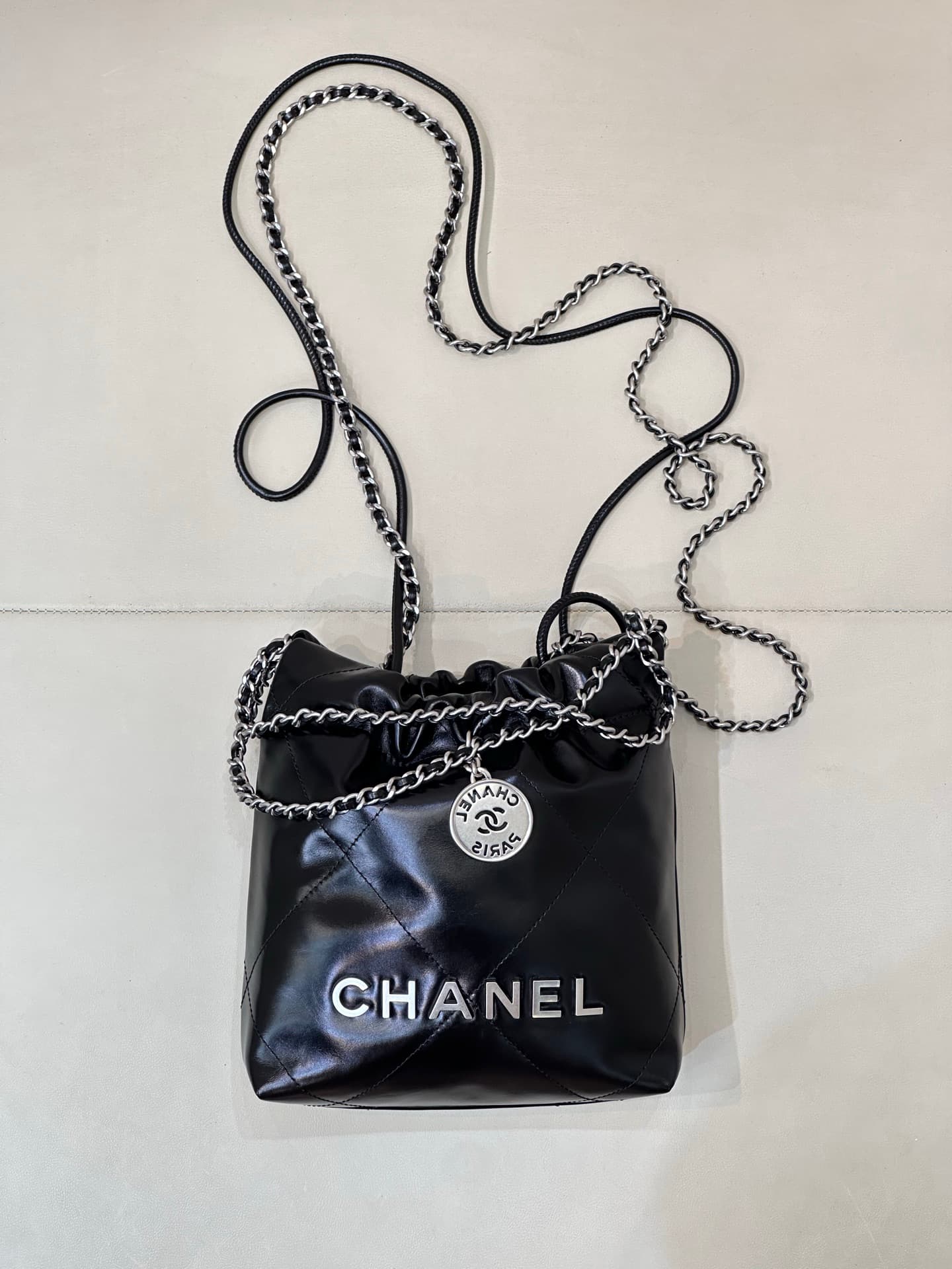 Chanel 22 MINI HANDBAG Shiny Calfskin Black &Silver-Tone Metal AS3980 TOP