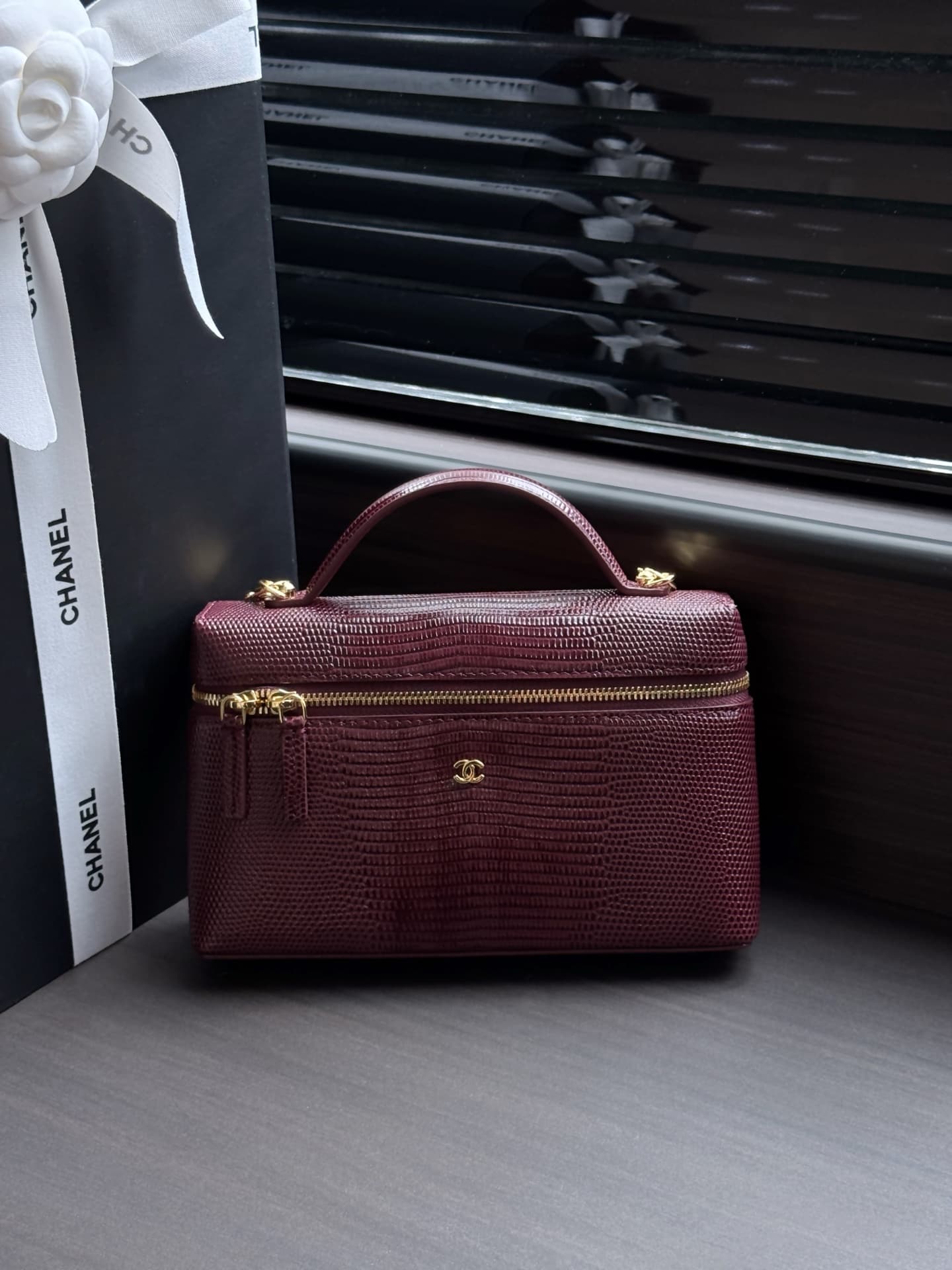 Chanel Small Vanity with chain Lizard Embossed Calfskin & Gold-Tone Metal Burgundy AS5195 A