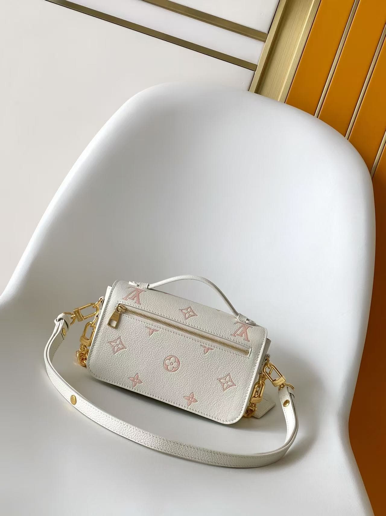 Louis Vuitton Pochette Métis East West Milky White/Peach Cowhide leather M27575 High