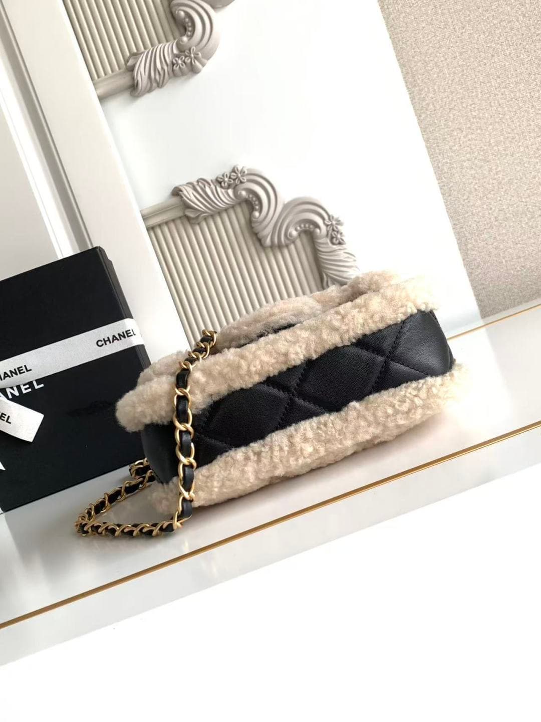 Chanel Mini Shearling Flap Bag in Black lambskin with beige shearling & Gold-Tone Metal AS5148 A
