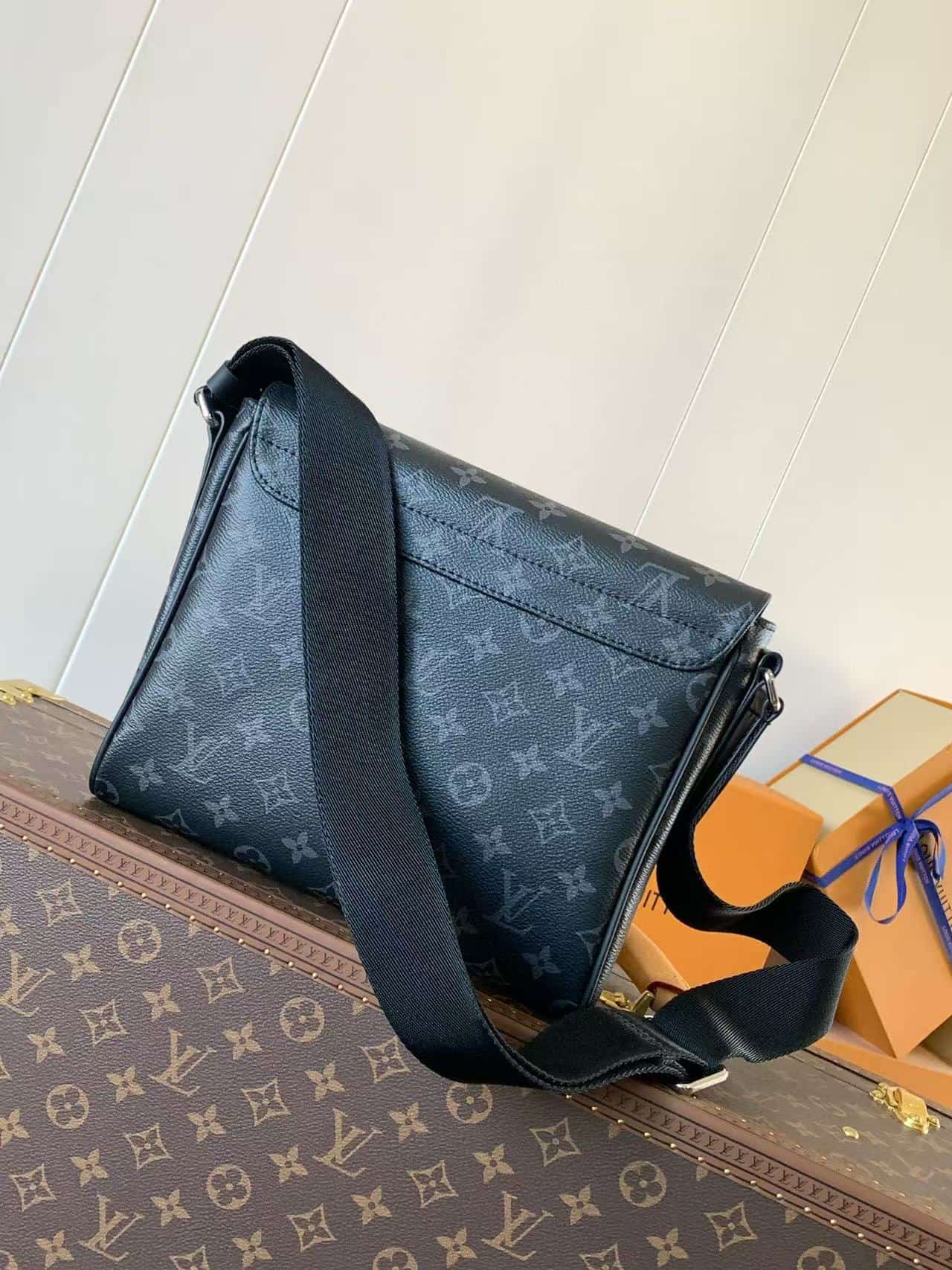 Louis Vuitton DISTRICT PM Monogram Eclipse High