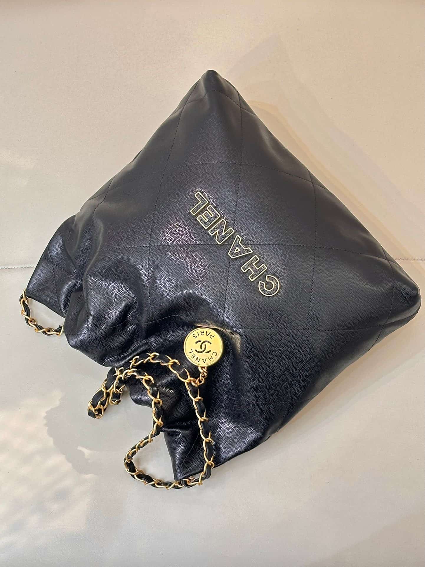 Chanel 22 Small handbag Shiny calfskin & gold-tone metal AS3260 Black TOP