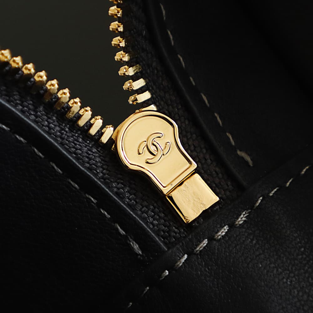 Chanel Small Vanity with chain Crocodile Embossed Calfskin& Gold-Tone Metal Black AS5195 A