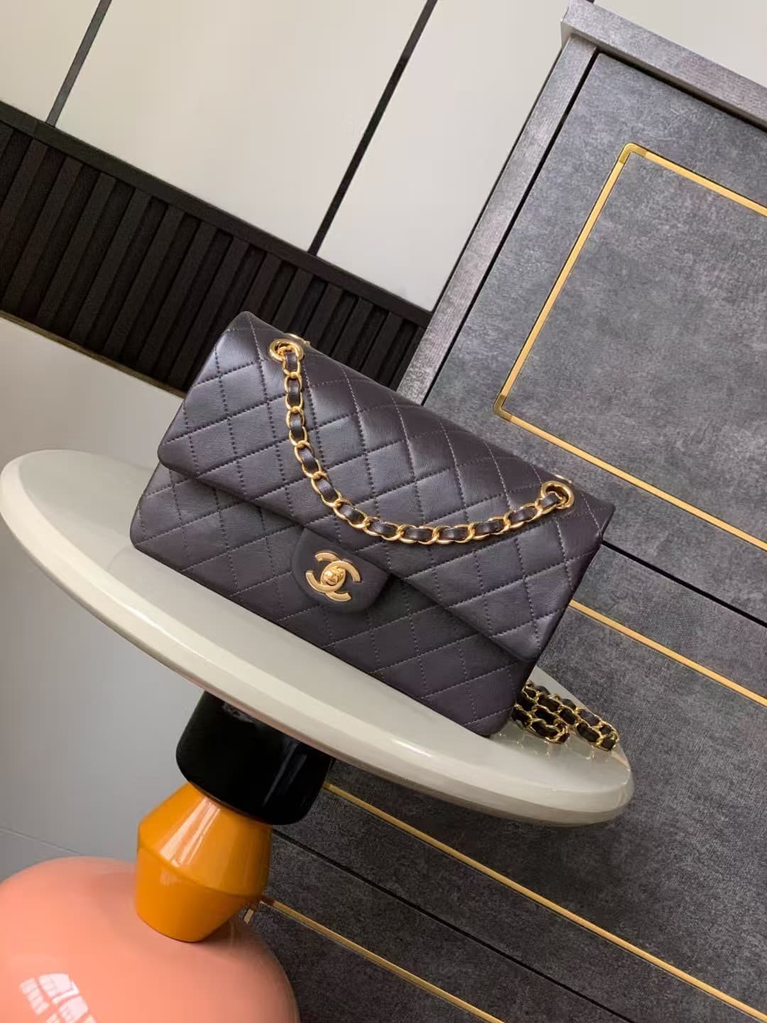 Medium CLASSIC HANDBAG Lambskin Gold Metal In Chocolate A