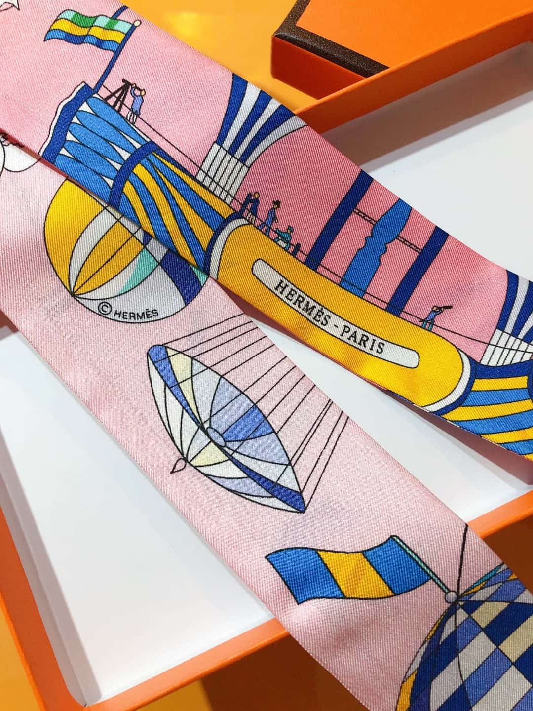 Hermès Les Folies Du Ciel Silk Twilly