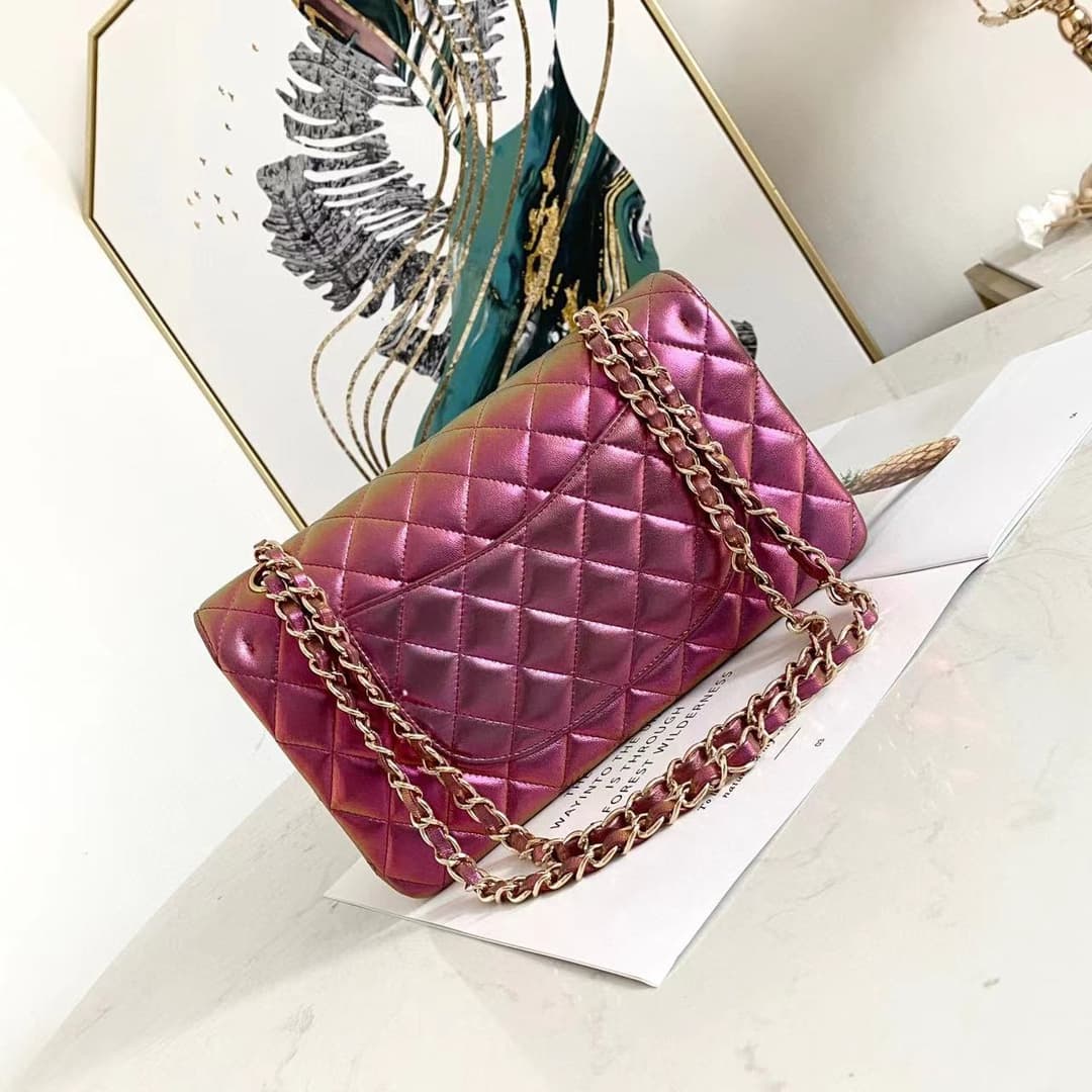 Medium CLASSIC HANDBAG Iridescent Lambskin & Gold-Tone Metal Pink A