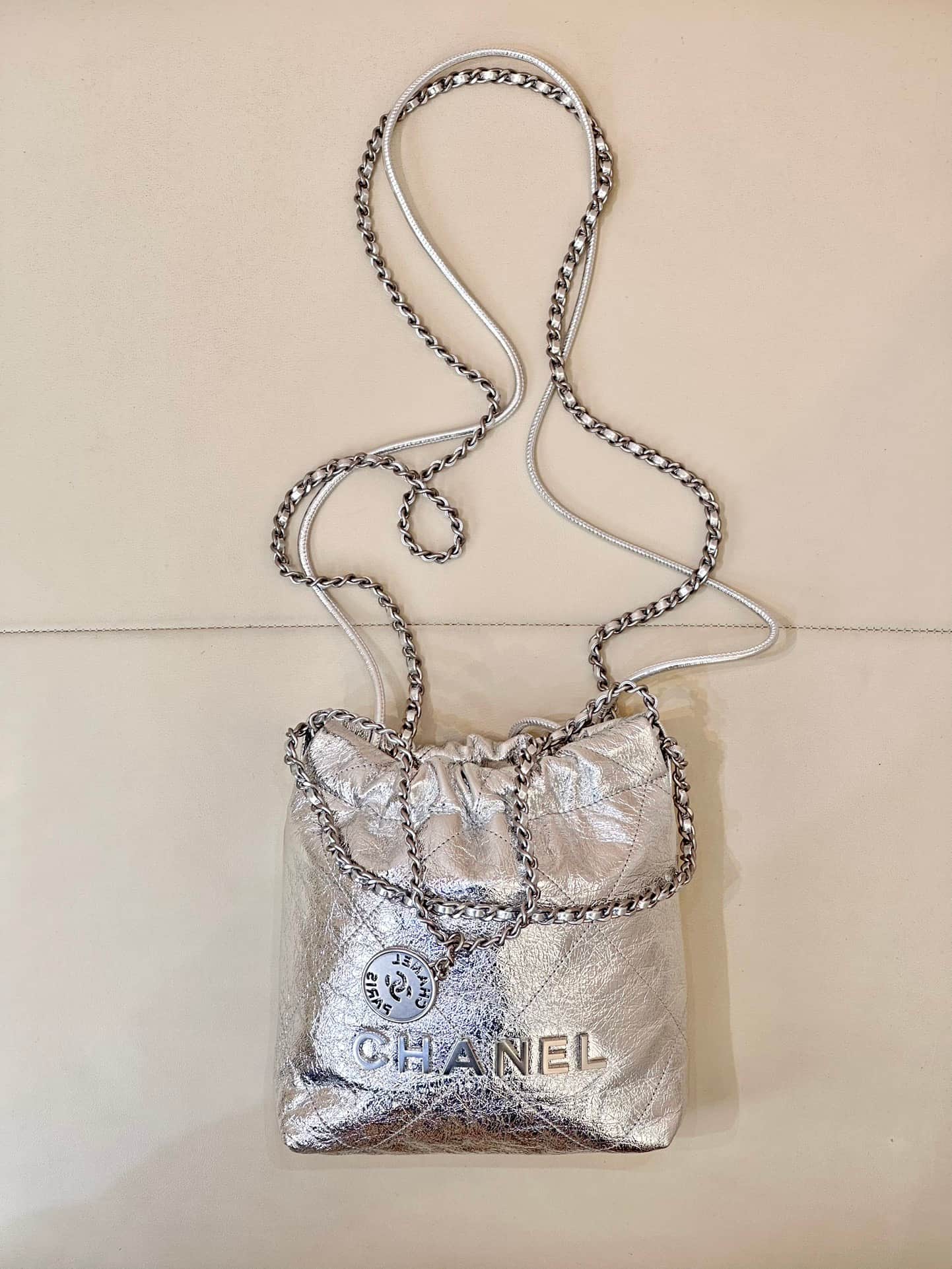 Chanel 22 MINI HANDBAG Metallic Calfskin & Silver-Tone Metal Silver AS3980 TOP