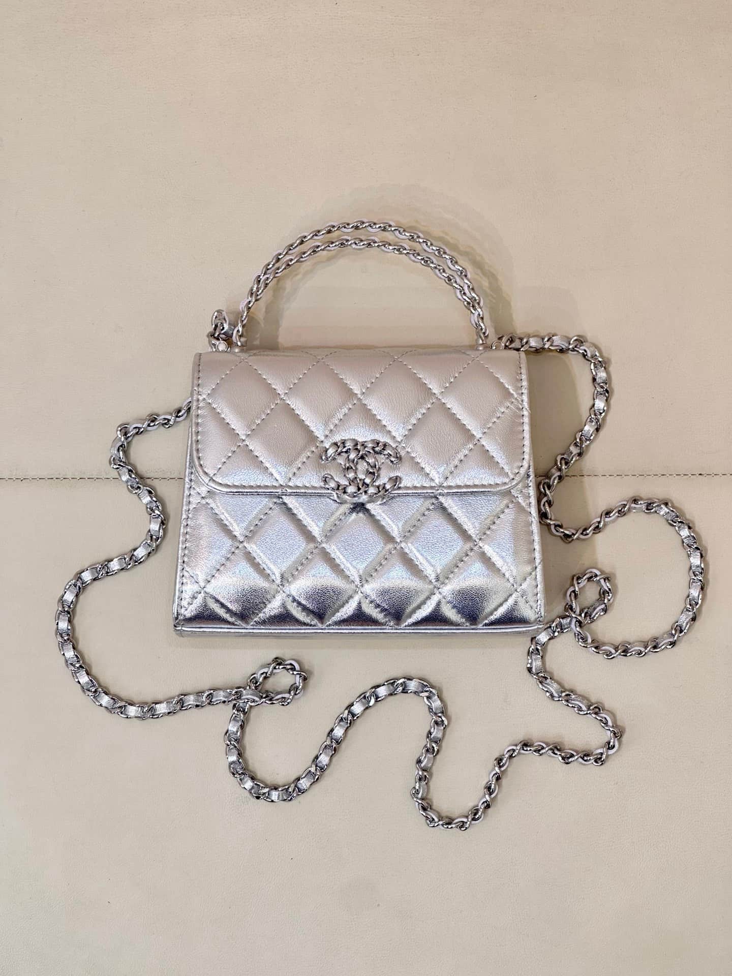 Chanel Clutch with chain Metallic Lambskin &Silver-Tone Metal Silver AP3236 TOP