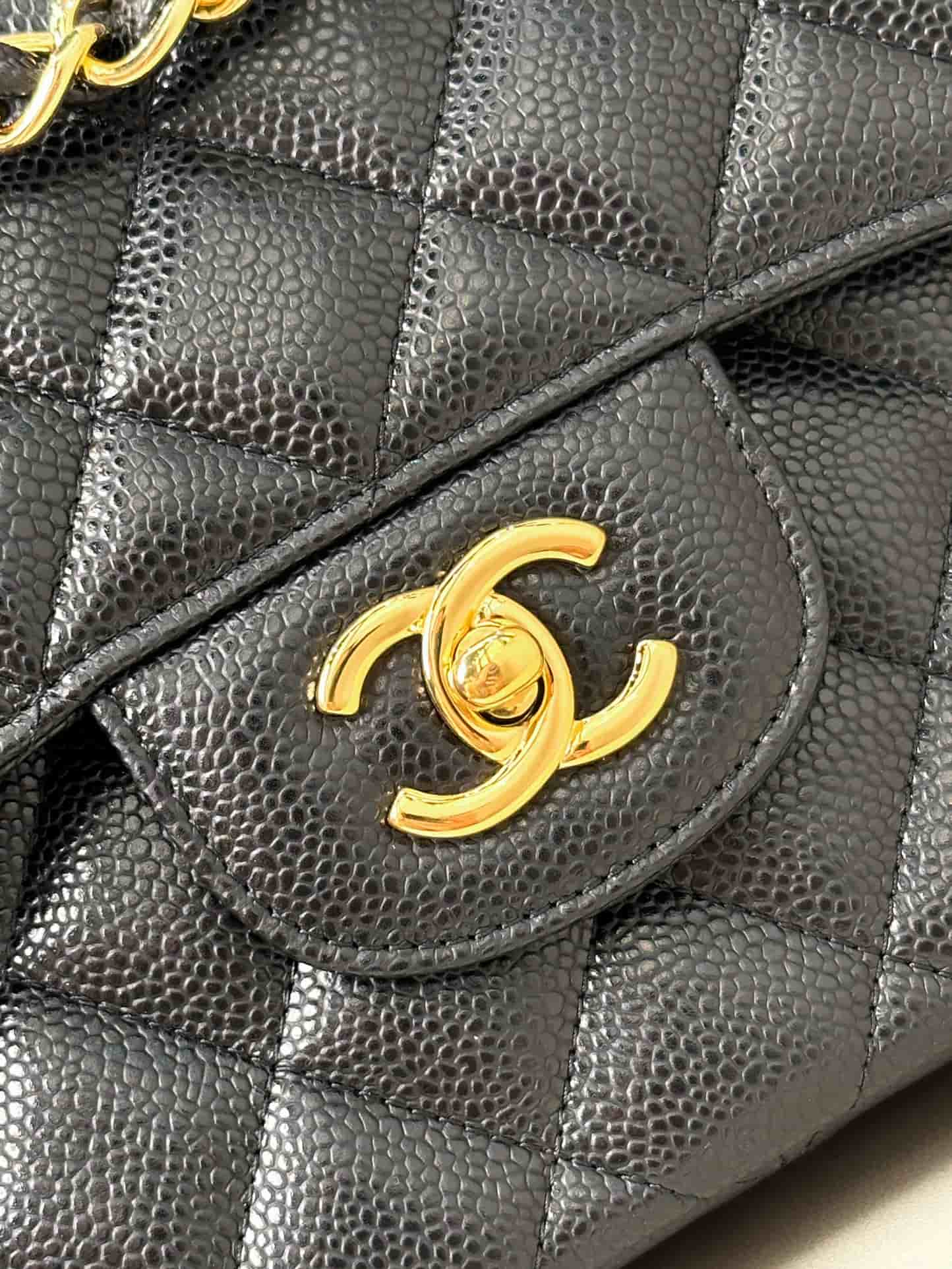 Chanel Large CLASSIC HANDBAG Grained Calfskin Black Gold Metal TOP
