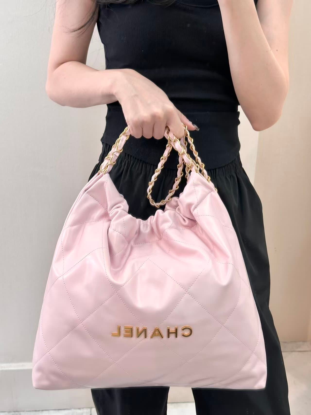 Chanel 22 MEDIUM HANDBAG Shiny calfskin & gold-tone metal AS3261 Pink TOP