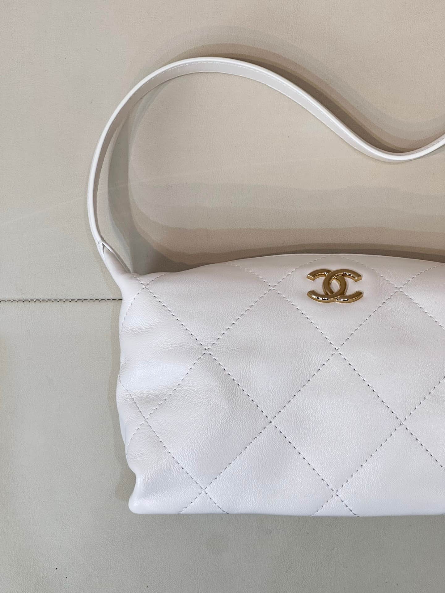 Chanel Hobo Bag Shiny Lambskin & Gold-Tone Metal AS6138 White TOP