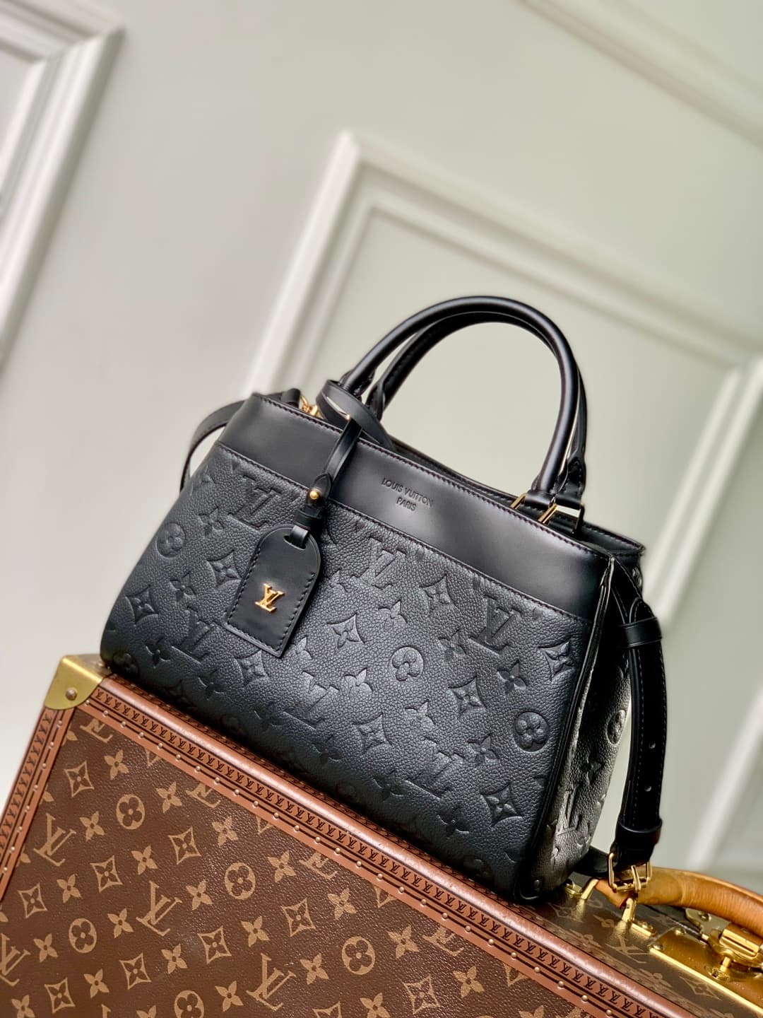 Louis Vuitton Avenue PM Cowhide leather M25577 Black High