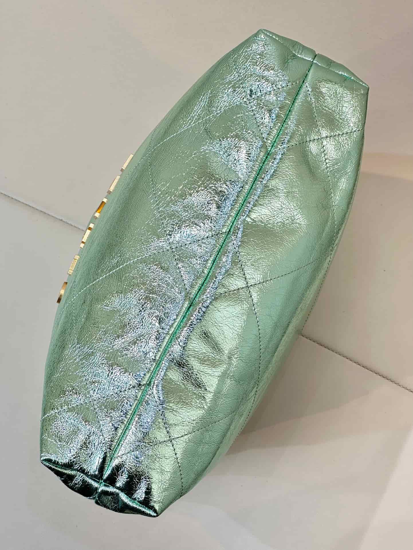 Chanel 22 Small handbag Metallic Calfskin & gold-tone metal AS3260 Green TOP