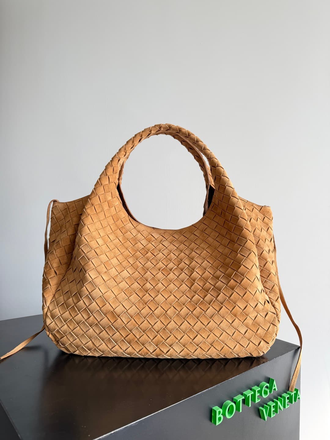 Bottega Veneta Large Campana shoulder bag suede in Beige TOP