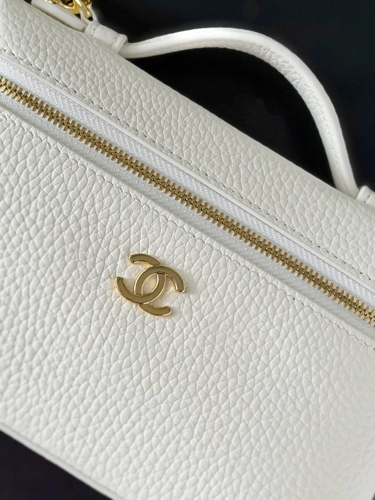 Chanel Small Vanity with chain Grained Calfskin & Gold-Tone Metal White AS5346 A