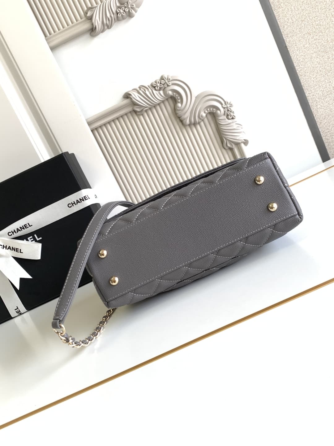 FLAP BAG WITH TOP HANDLE Grained Calfskin & Gold-Tone Metal A92990 Grey Binding A