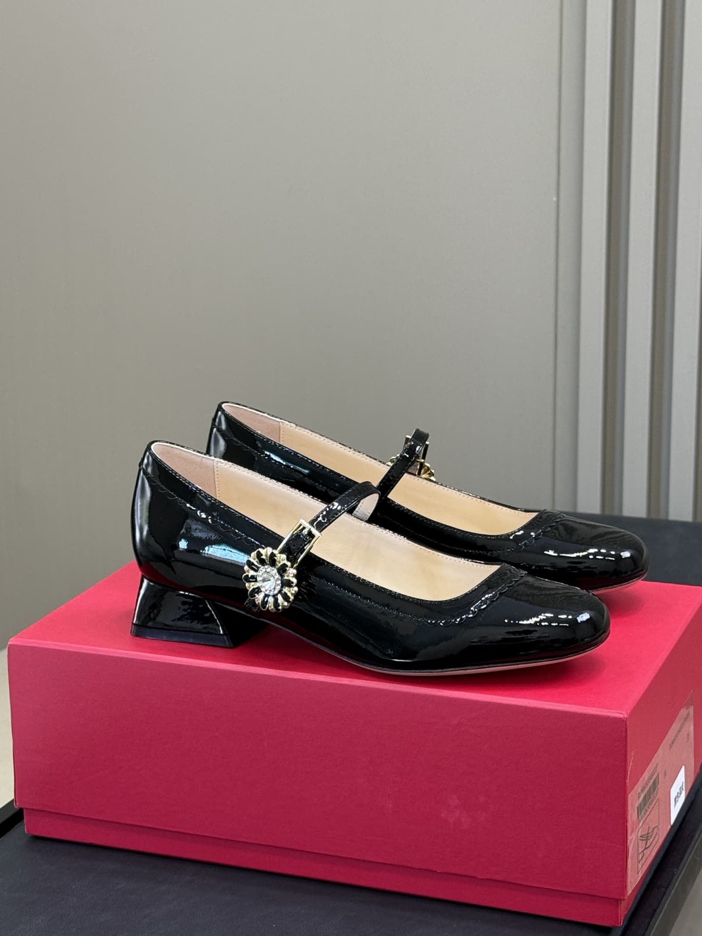 Roger Vivier Tres Vivier Mary Janes in patent leather shoes Women