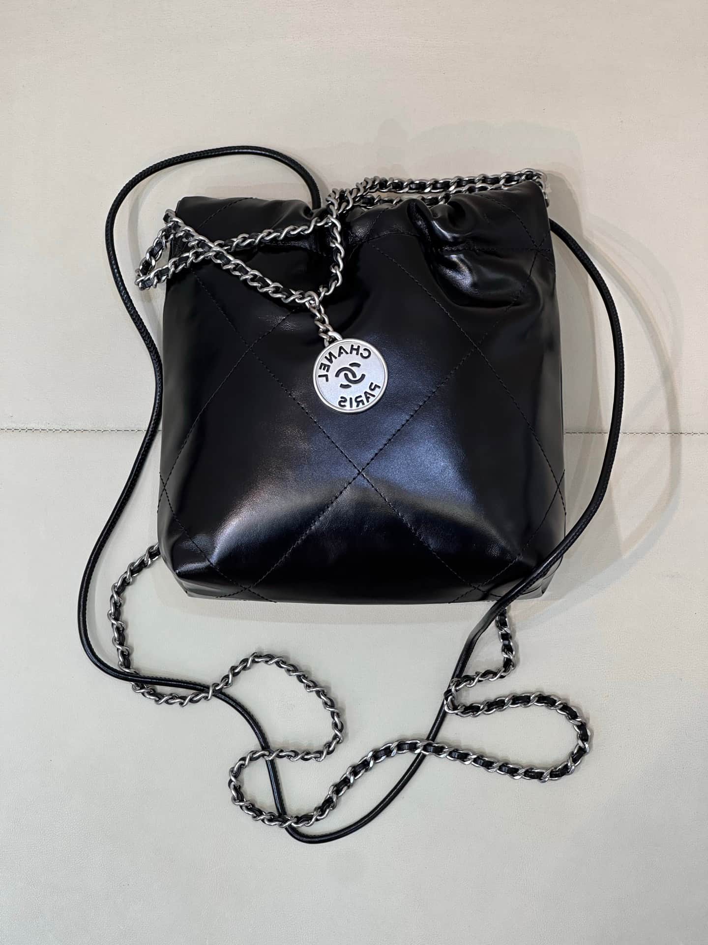 Chanel 22 MINI HANDBAG Shiny Calfskin Black &Silver-Tone Metal AS3980 TOP