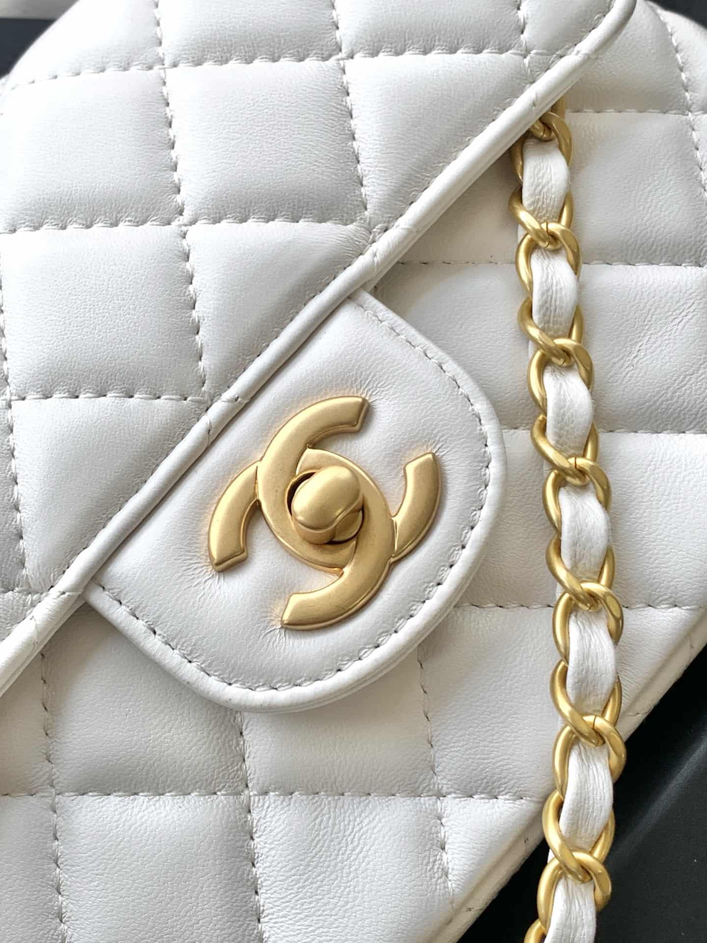 SMALL FLAP BAG WITH TOP HANDLE Lambskin Gold-Metal AS5355 White A