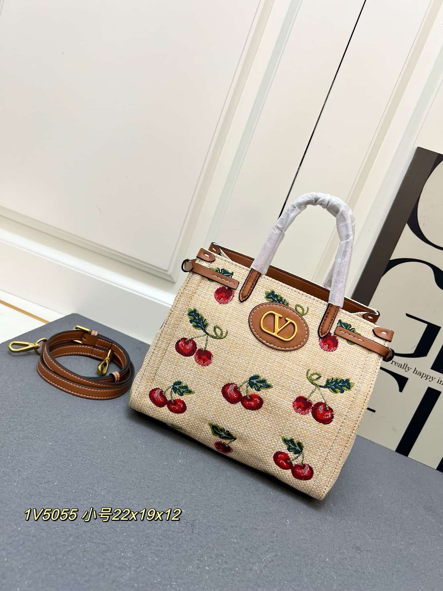 Valentino Garavani Antibes Shopping Bag in Cherryfic Motif  Raffia Mid
