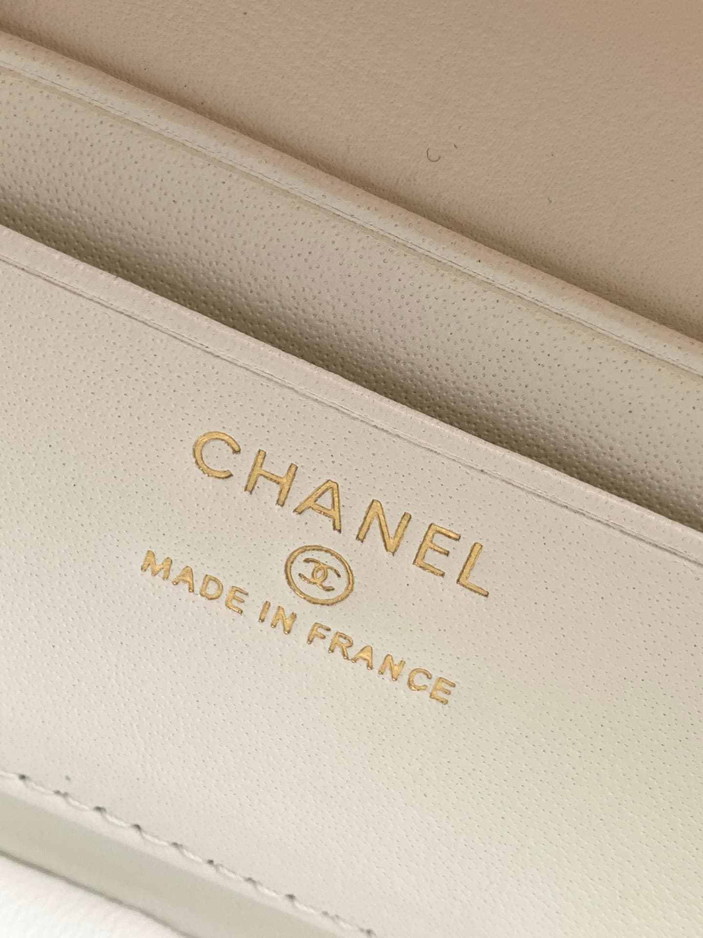 Chanel Vanity with Chain Grained Shiny Calfskin & Gold-Tone Metal White AP4936 A