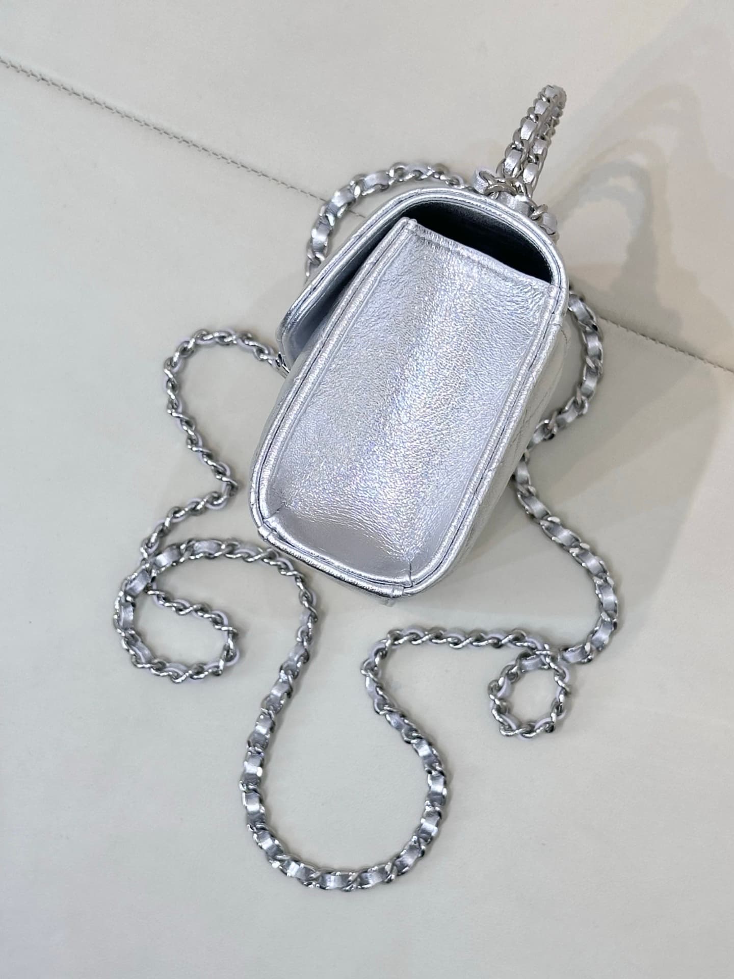 Chanel Clutch with chain Metallic Lambskin&Silver-Tone Metal Silver AP3238 TOP