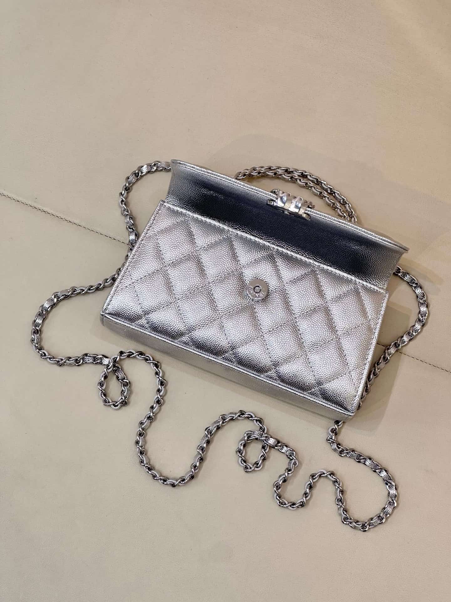 Chanel Clutch with chain Grained Calfskin&Silver-Tone Metal Silver AP3238 TOP