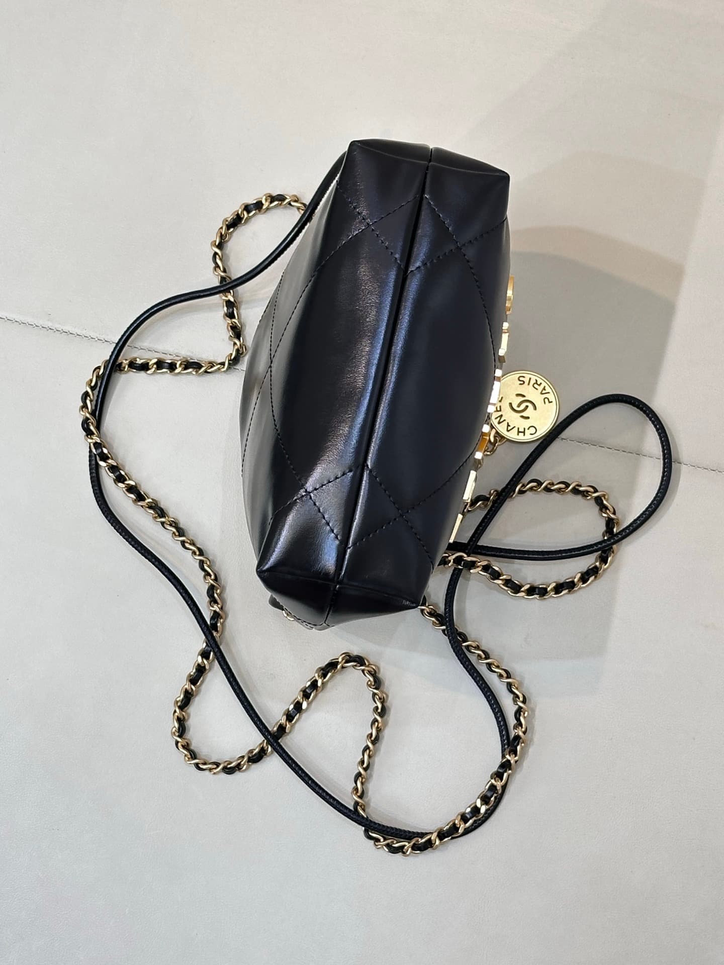 Chanel 22 MINI HANDBAG Shiny Calfskin Black & Gold-Tone Metal AS3980 TOP