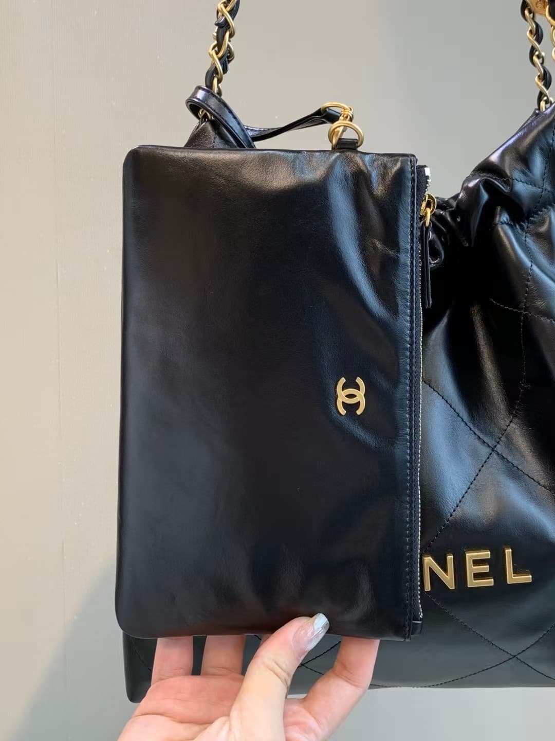Chanel 22 Small handbag Shiny calfskin & Gold-tone metal AS3260 Black TOP