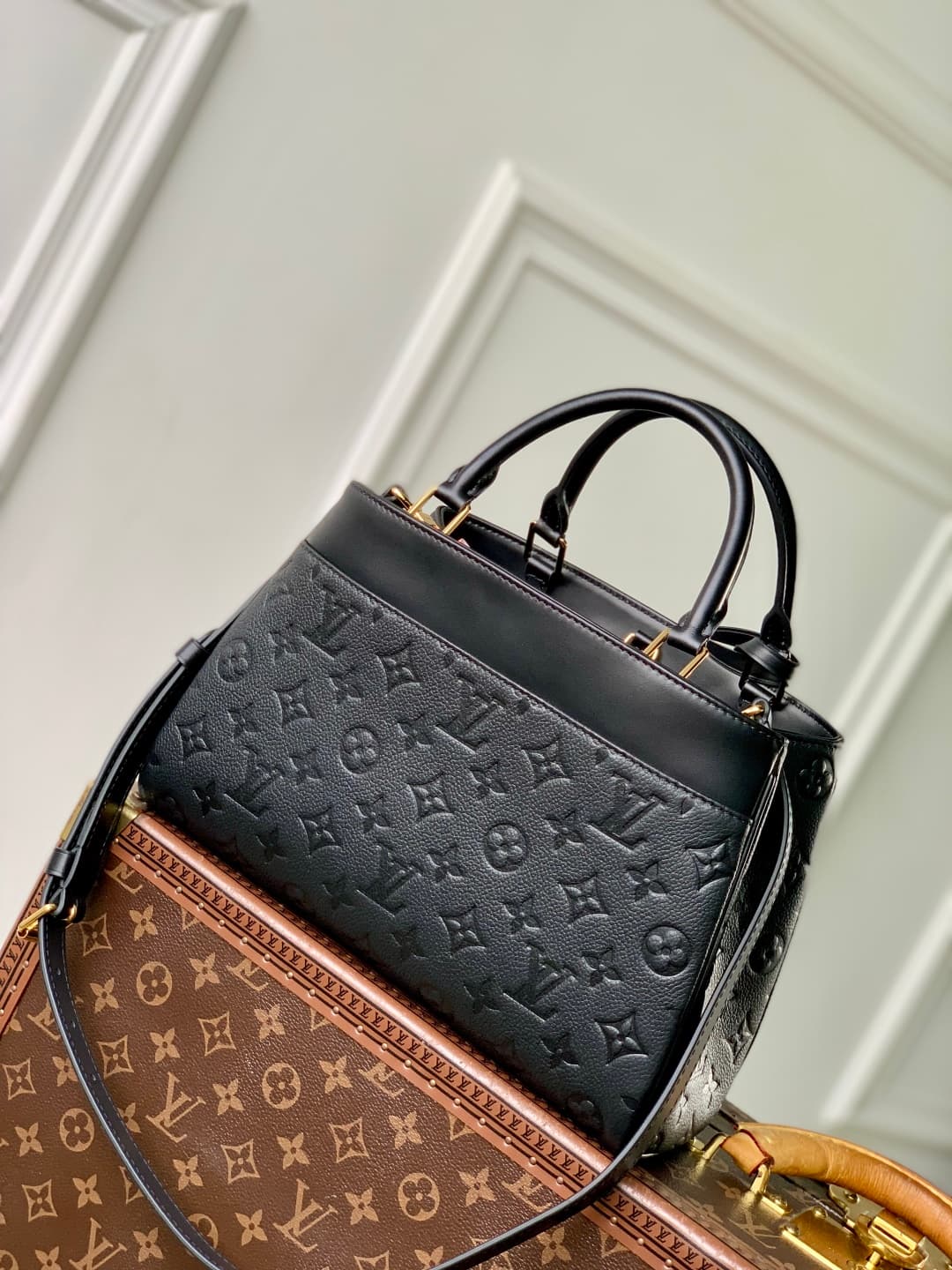 Louis Vuitton Avenue PM Cowhide leather M25577 Black High