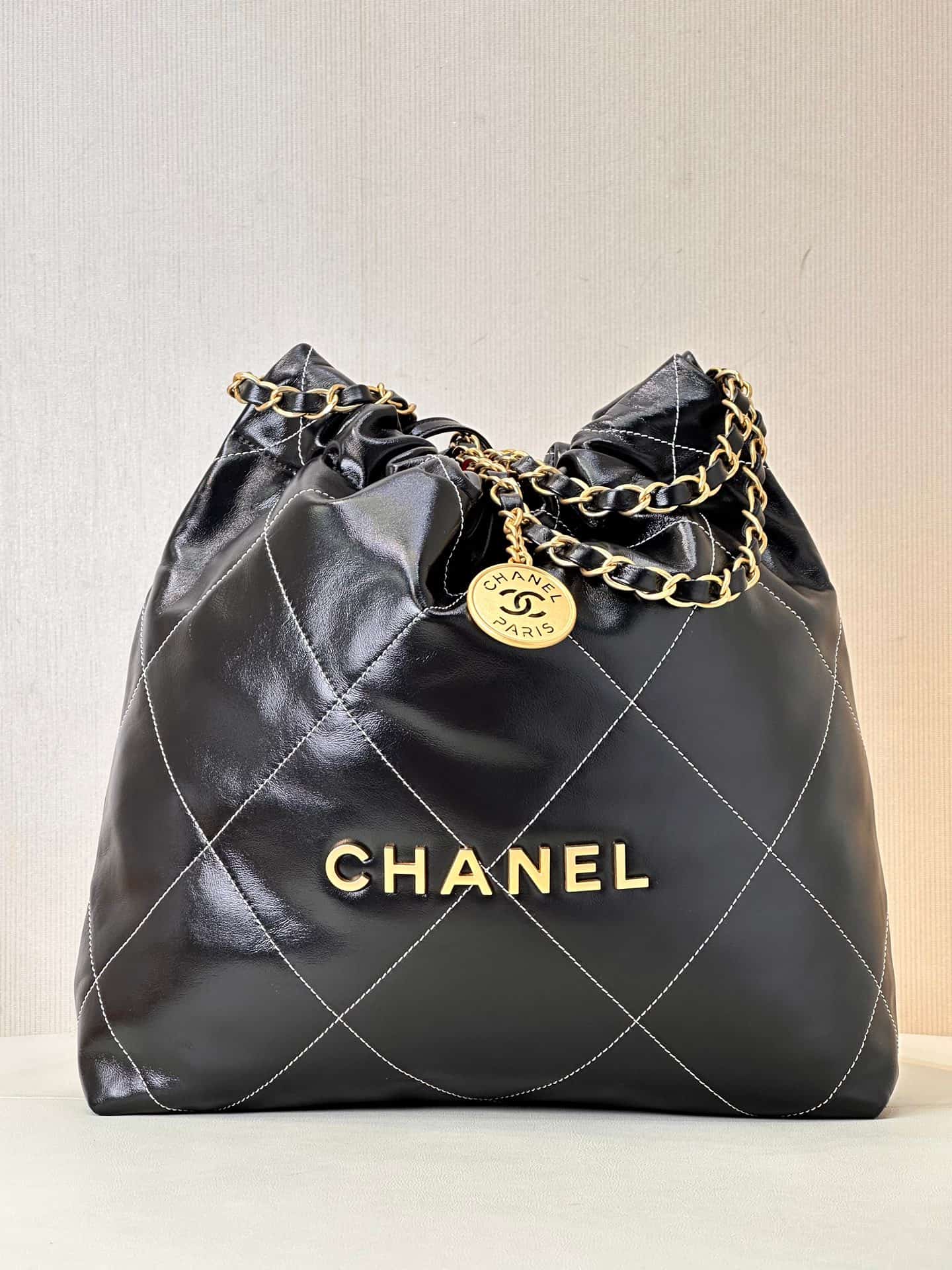 Chanel 22 Small handbag Shiny calfskin & Gold-tone metal AS3260 Black TOP